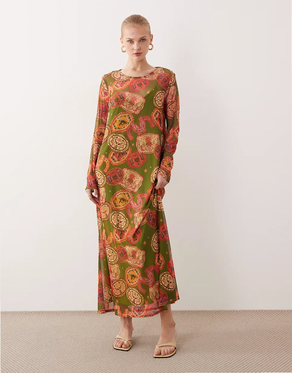 – Oliwkowa, siateczkowa sukienka maxi w kowbojski wzór