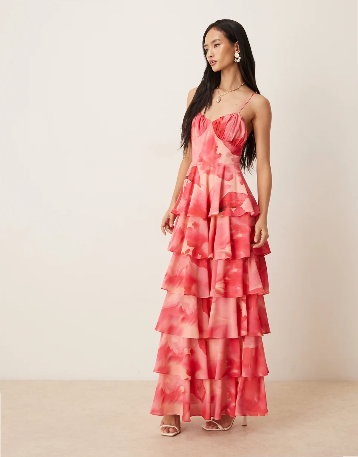 – Madison – Czerwono-różowa, sukienka maxi z marszczeniem na biuście i warstwowymi falbankami, w kwiatowy wzór