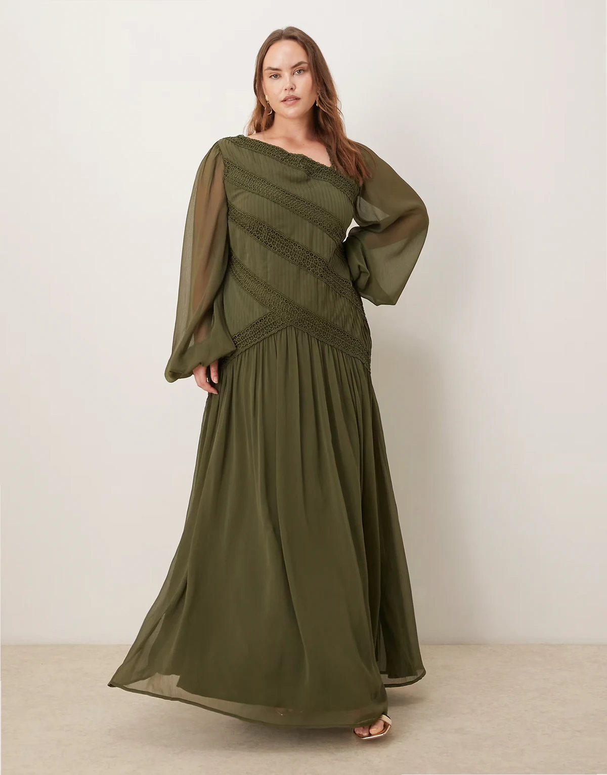 ASOS DESIGN Curve – Sukienka maxi z długimi rękawami, asymetrycznym dekoltem i koronkowym wykończeniem w kolorze khaki