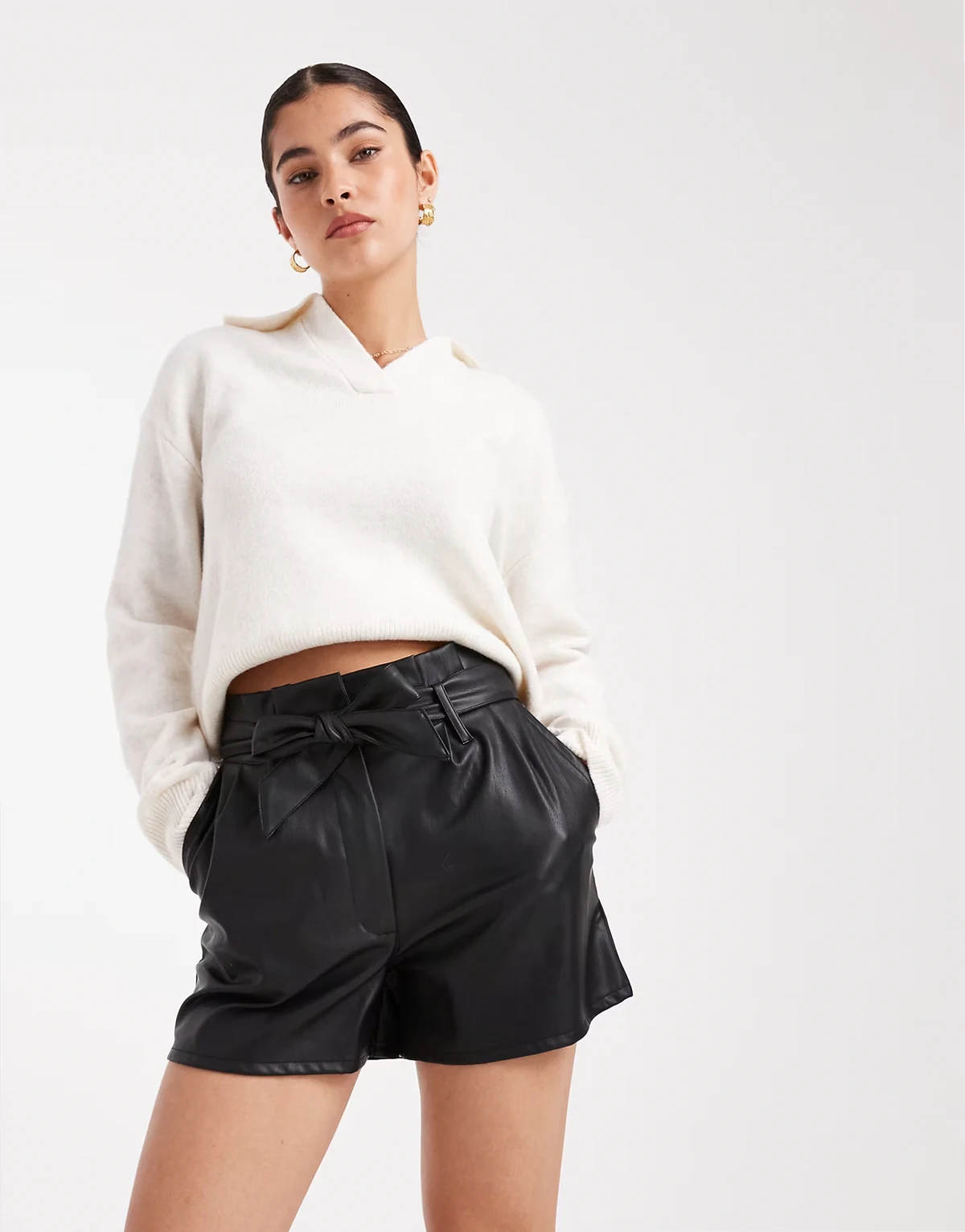 – Shorts aus Kunstleder in Schwarz mit Gürtel