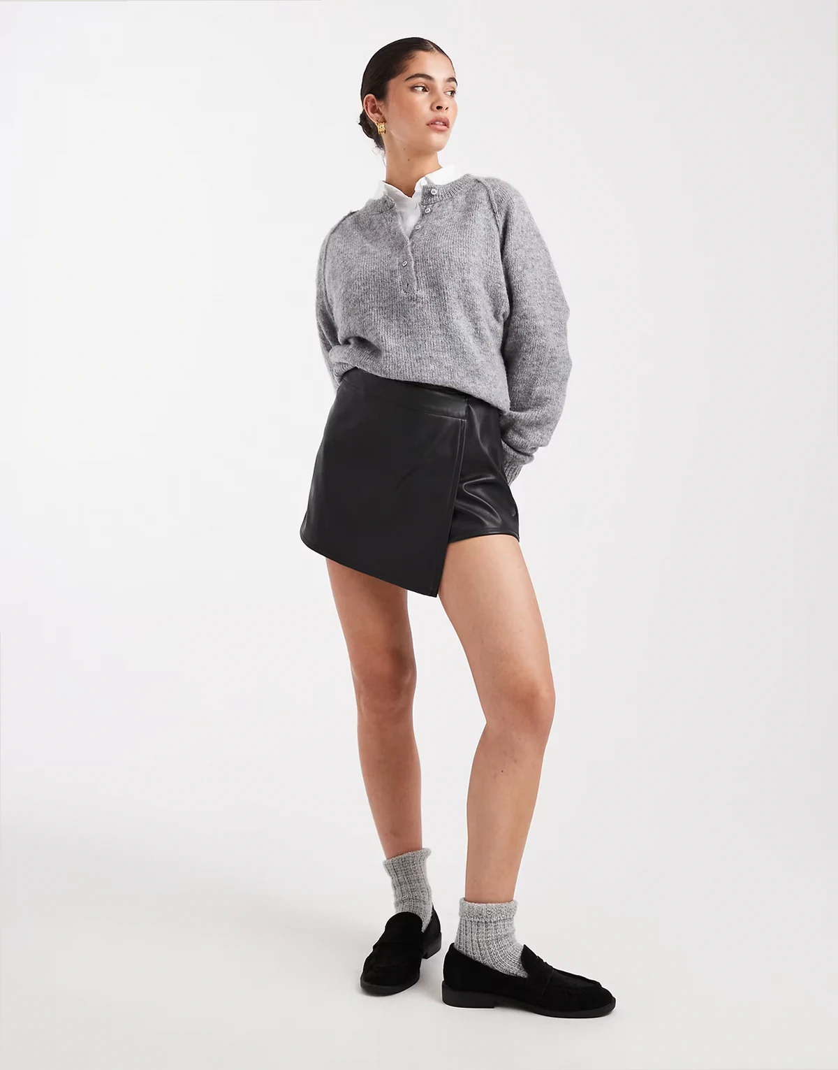 – Skort aus Kunstleder in Schwarz