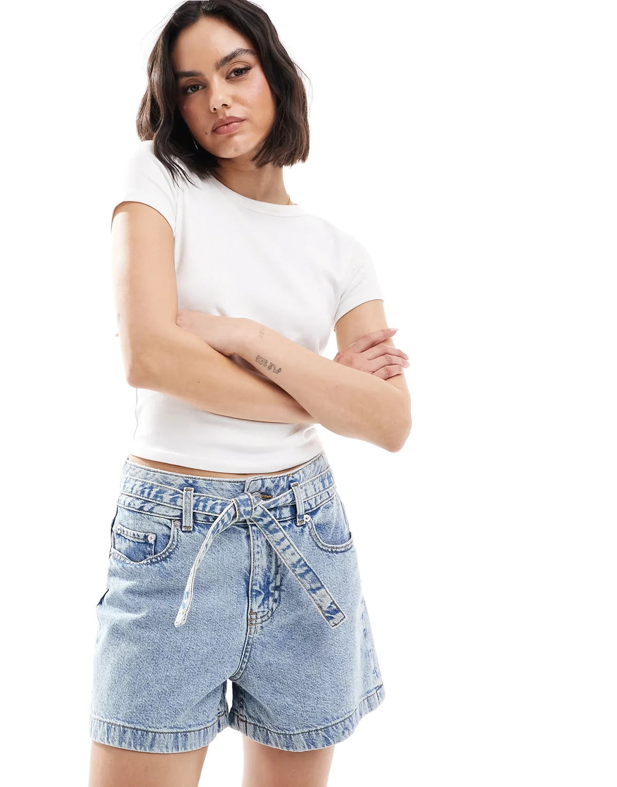 – Jasnoniebieskie jeansowe szorty z wiązaną talią