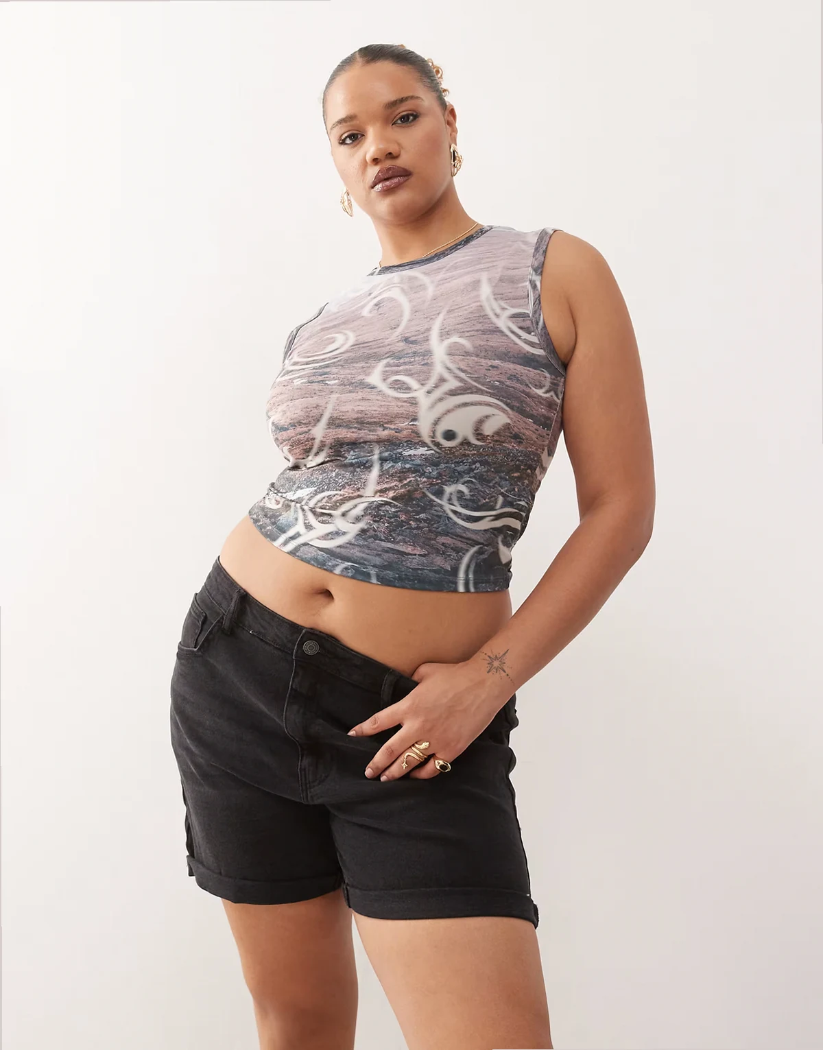 – Jeansshorts in Schwarz mit hohem Bund