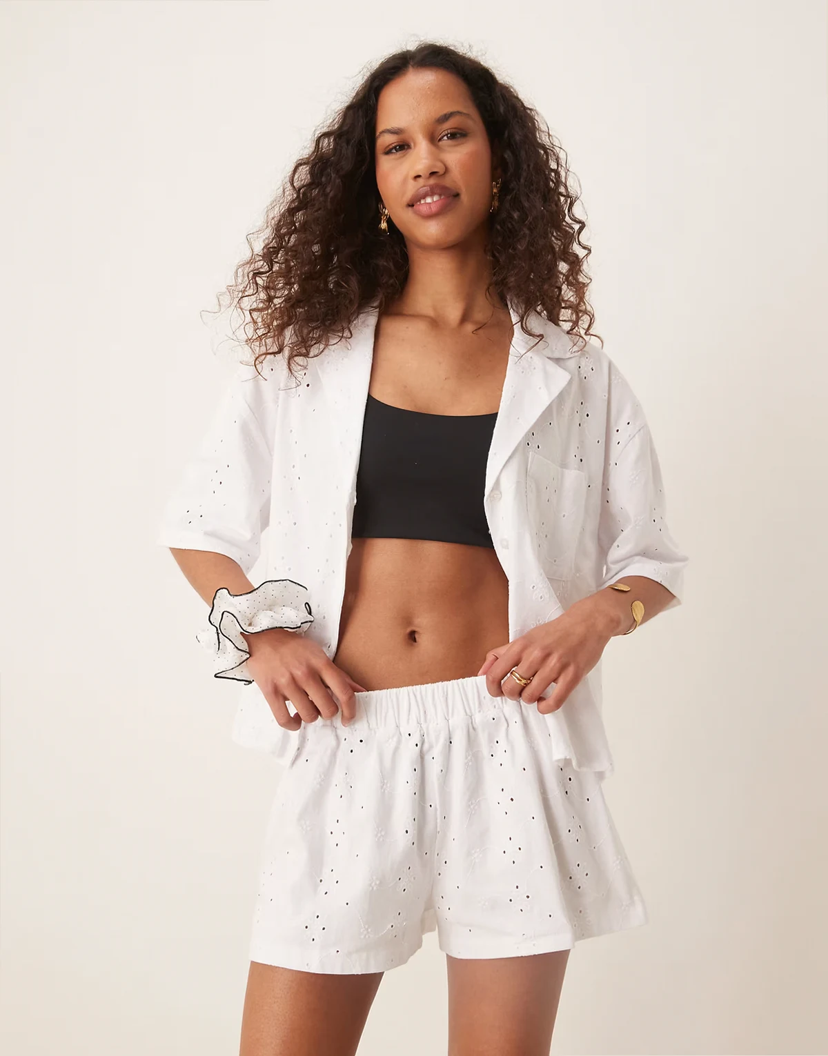 eyelet short in white