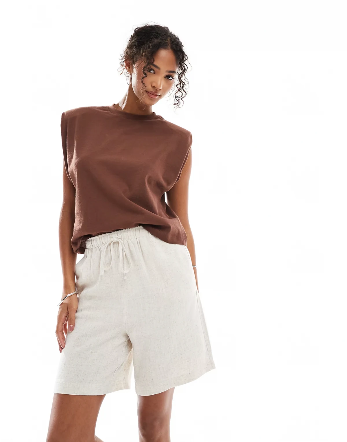– Shorts aus Leinen in Beige mit elastischem Bund