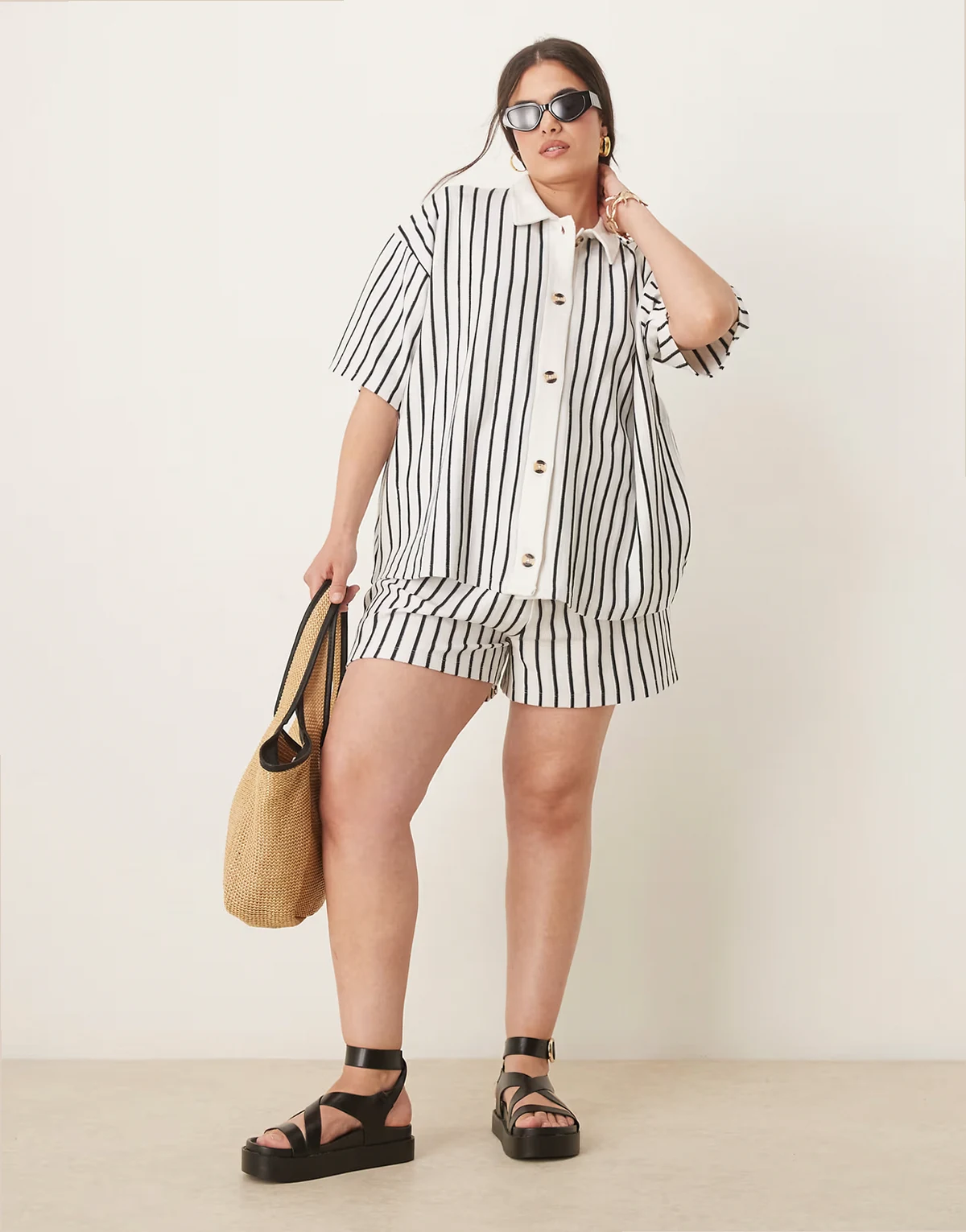 ASOS DESIGN Curve – Teksturowane szorty w kremowo-granatowe paski, część zestawu