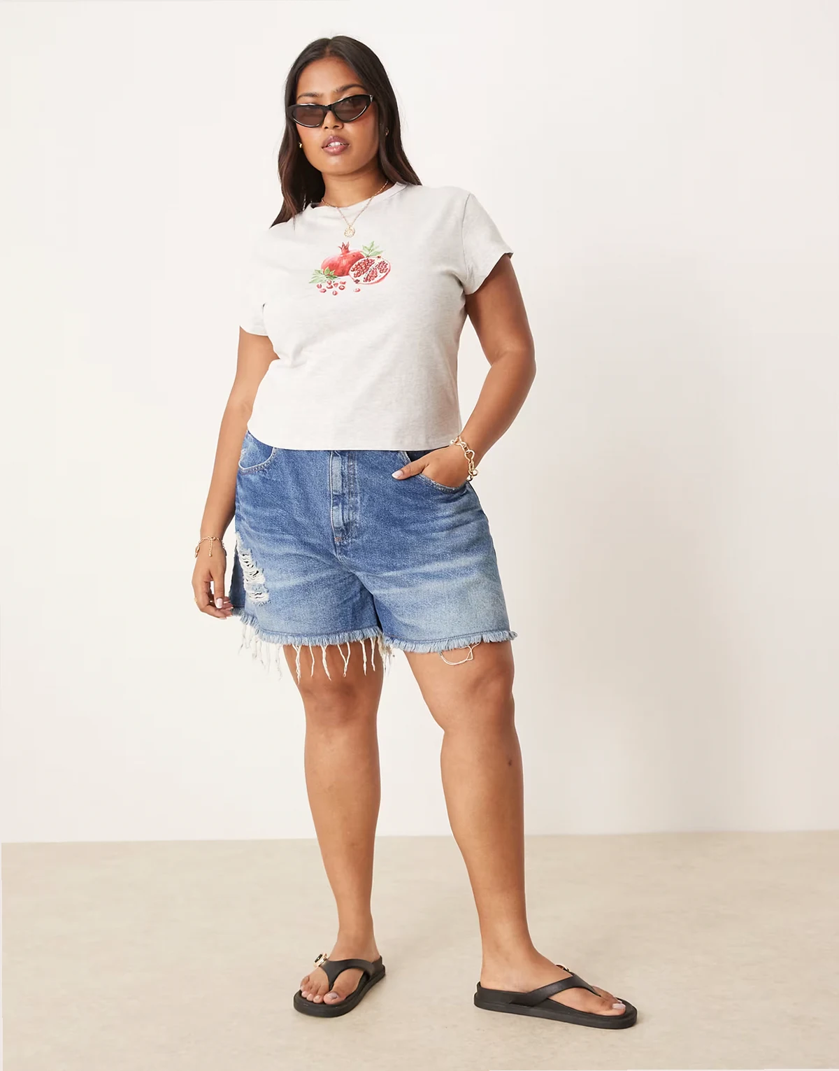 ASOS DESIGN Curve – Niebieskie trapezowe szorty jeansowe o wydłużonym fasonie z przetarciami na dole