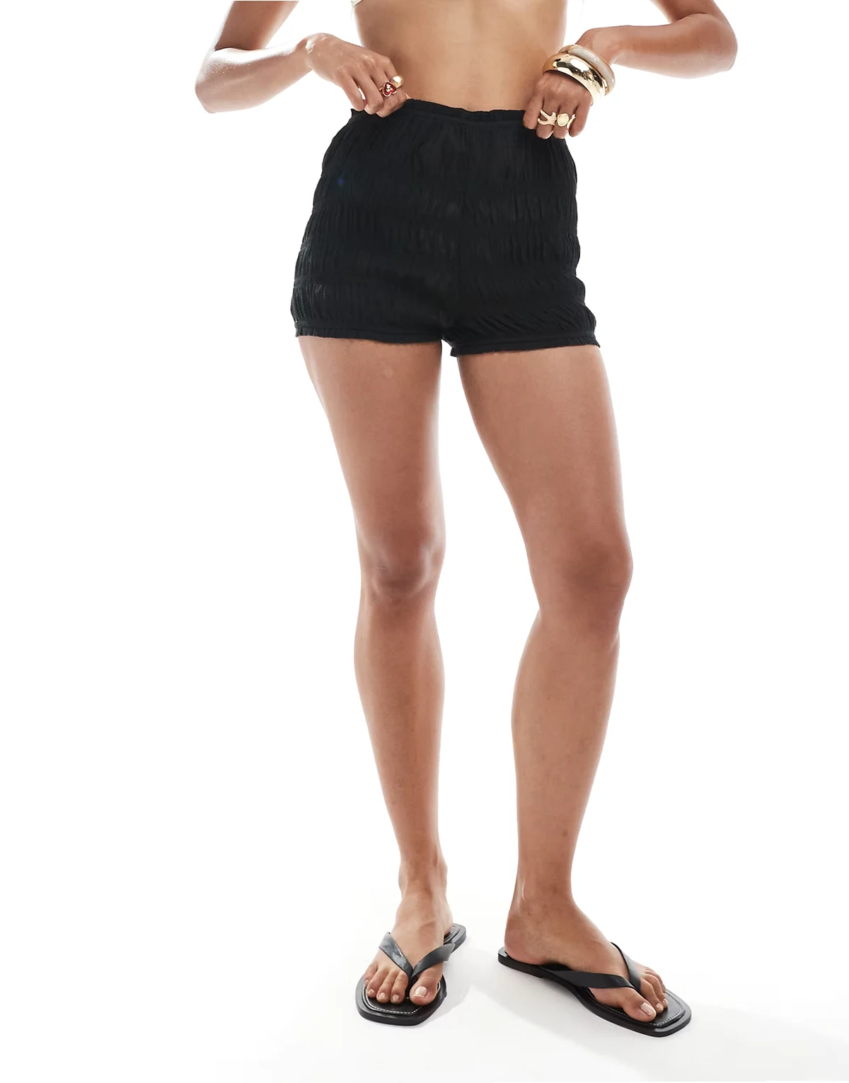 – Gesmokte Shorts in Schwarz mit Knitterstruktur