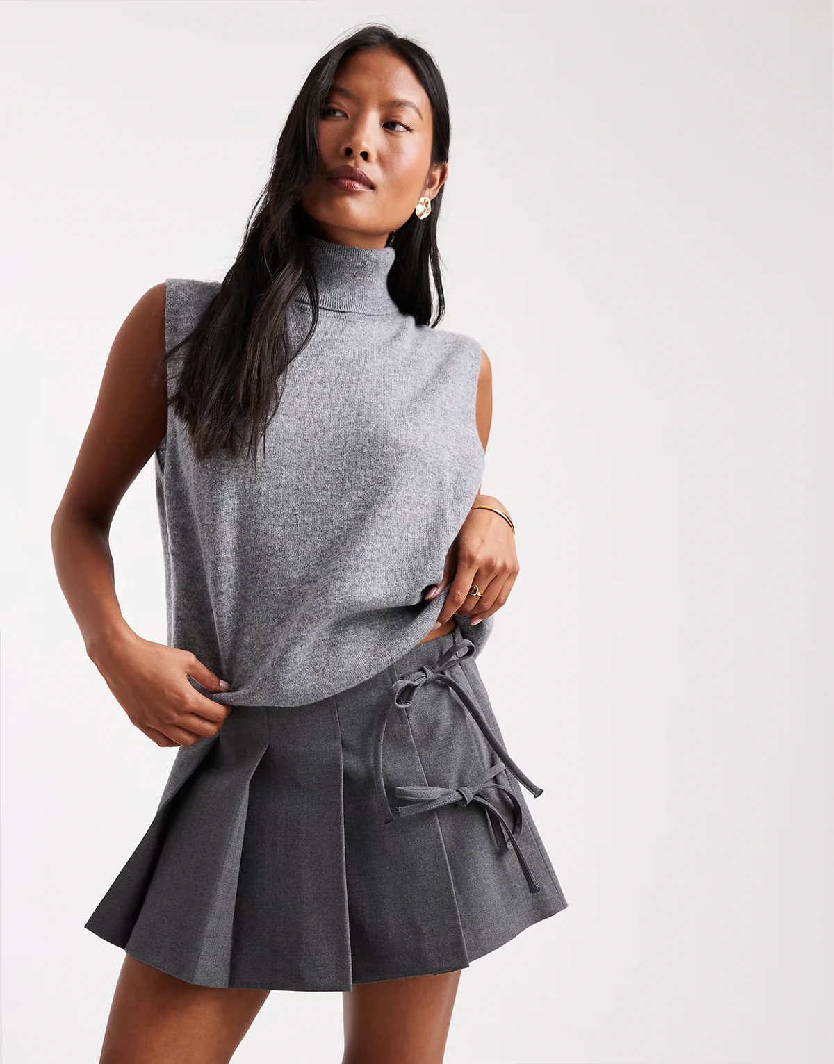 – Plissierter Mini-Skort in Dunkelgrau mit Bindedetail