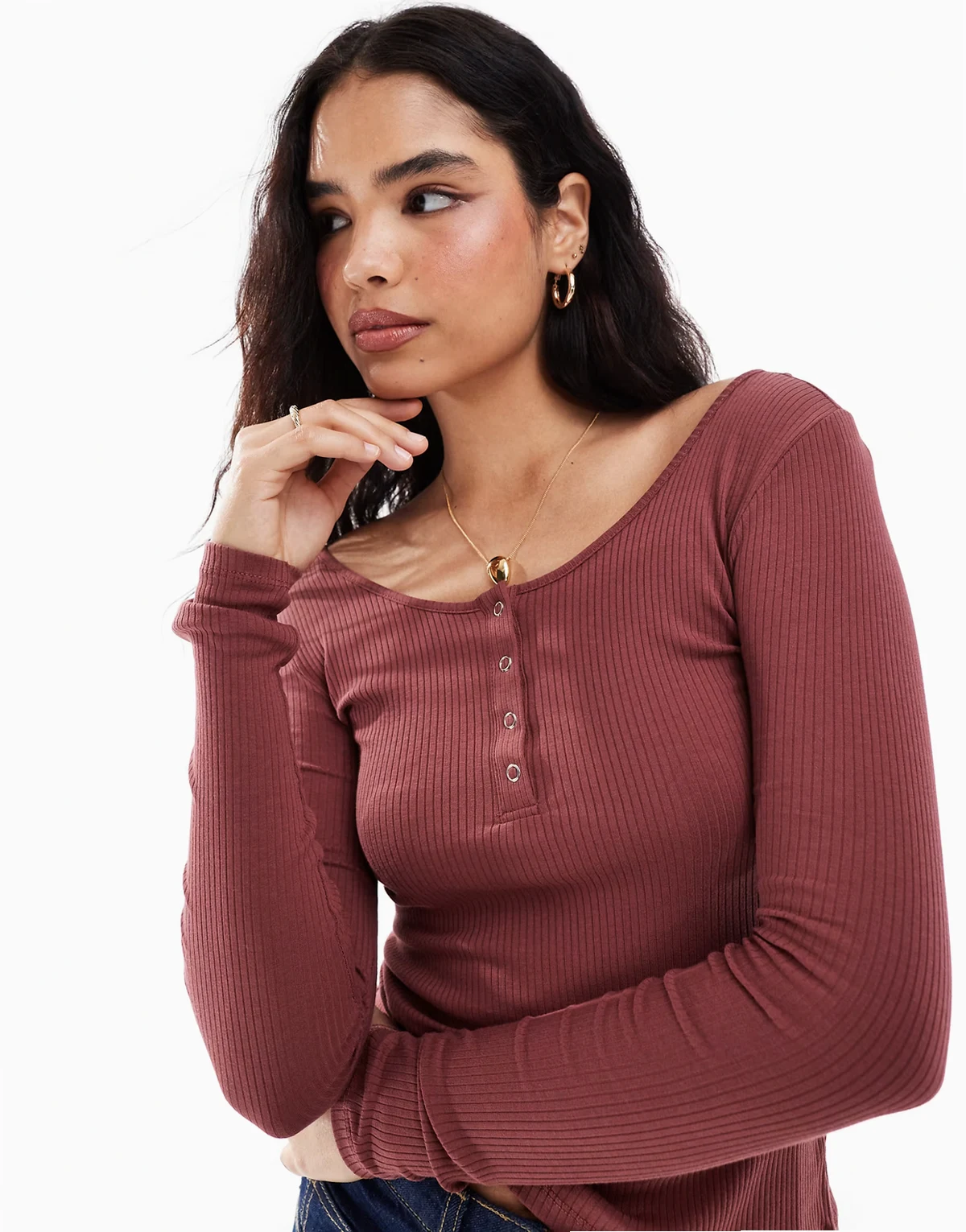 – Czerwony top z zapięciem na zatrzaski i długimi rękawami