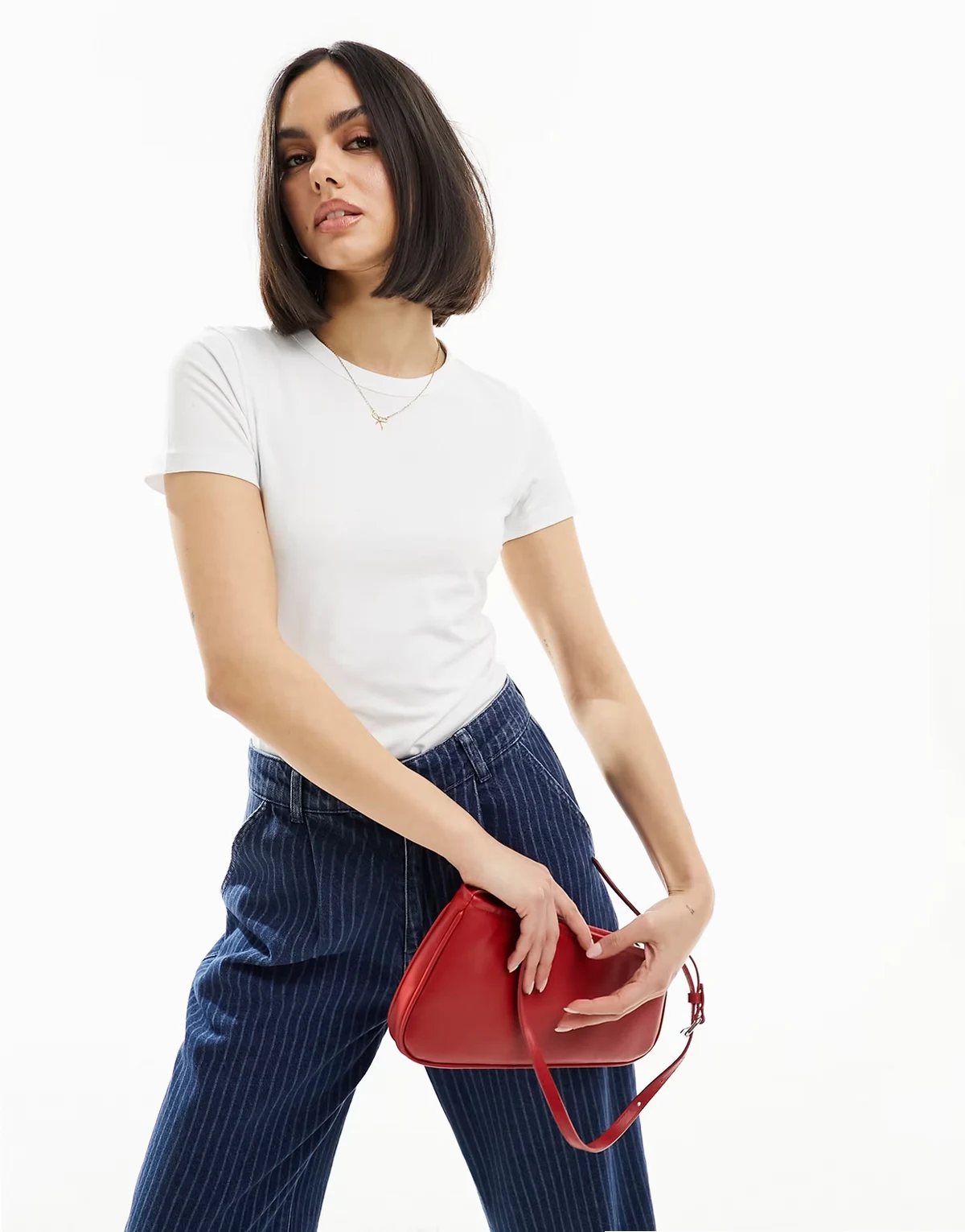 – Biały dopasowany T-shirt