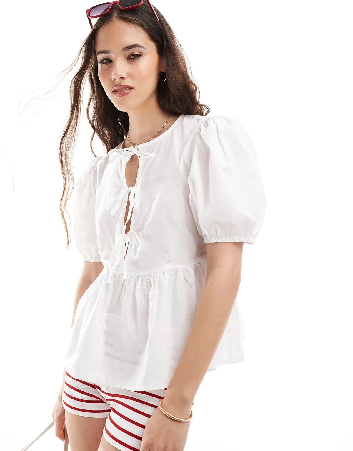 – Wiązany z przodu biały popelinowy top z bufkami