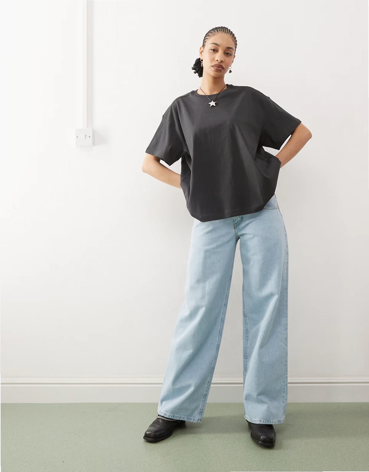 – Kastiges Oversize-T-Shirt in gebrochenem Schwarz