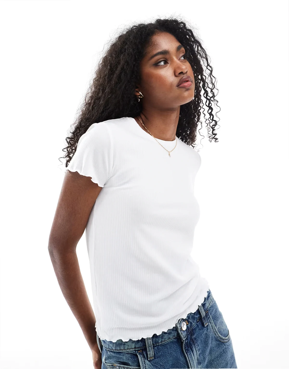 – Biały T-shirt z karbowanym wykończeniem