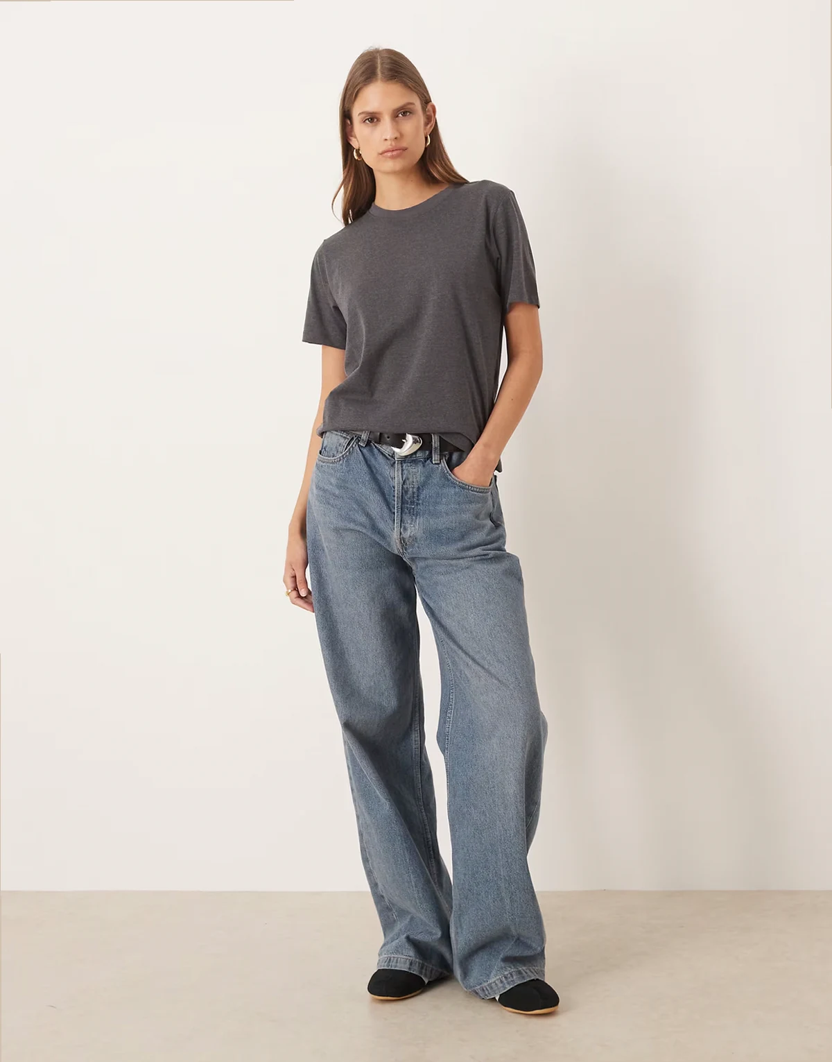 – Szary T-shirt oversize