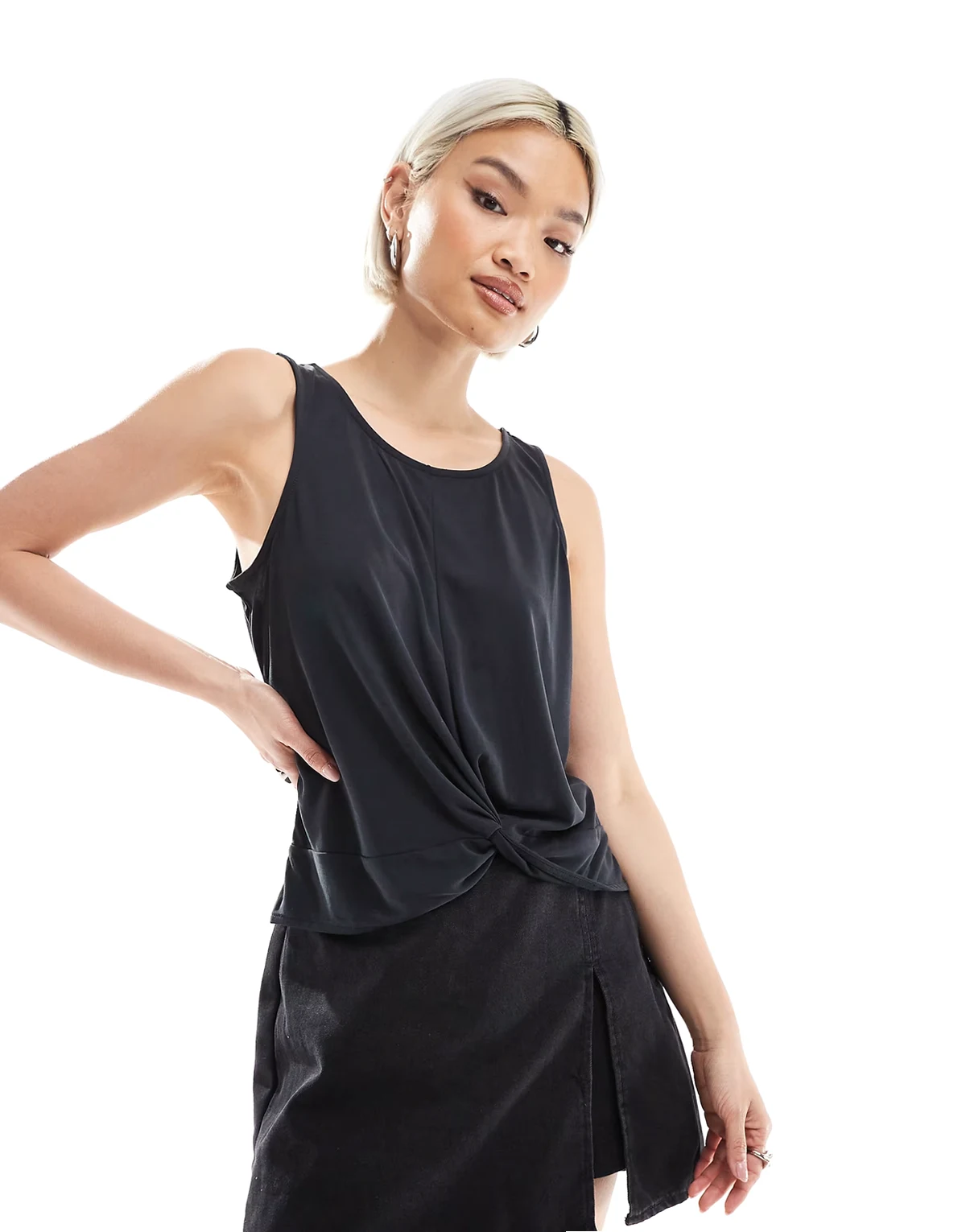 – Czarny top bez rękawów ze skręconym przodem z miękkiego, lekkiego materiału
