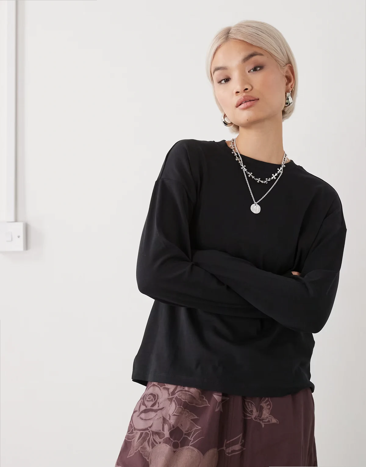 – Langärmliges Regular Fit T-Shirt in Schwarz
