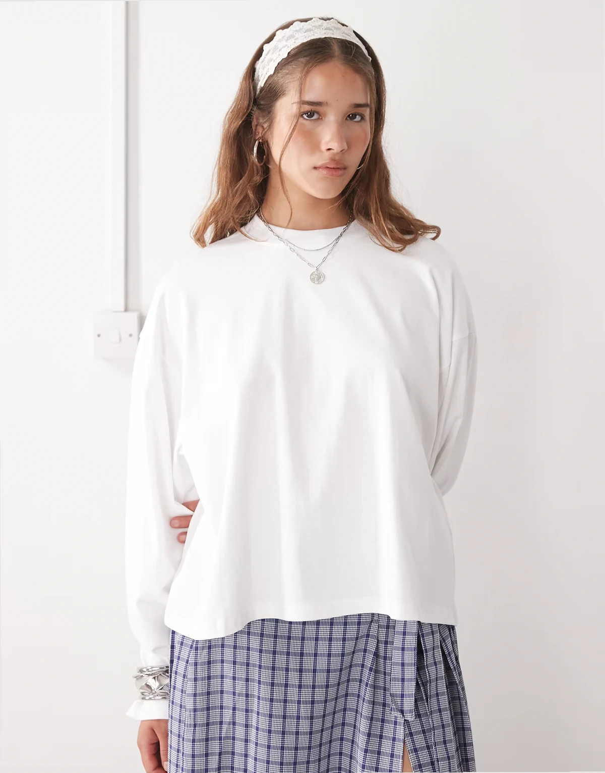 – Bloom – Biały bawełniany T-shirt o pudełkowym kroju z okrągłym dekoltem i długimi rękawami