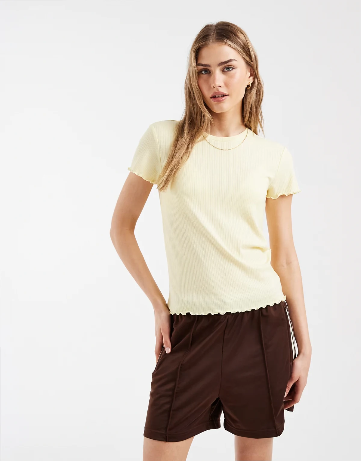 – Jasnożółty T-shirt z karbowanym brzegiem