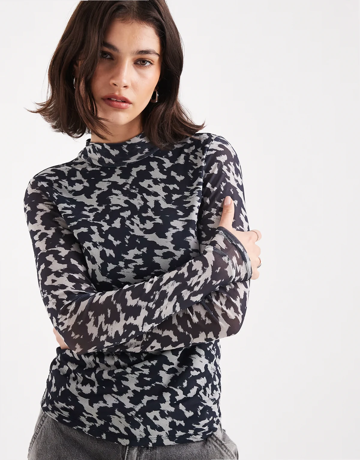 – Hochgeschlossenes, transparentes Oberteil mit Animalprint