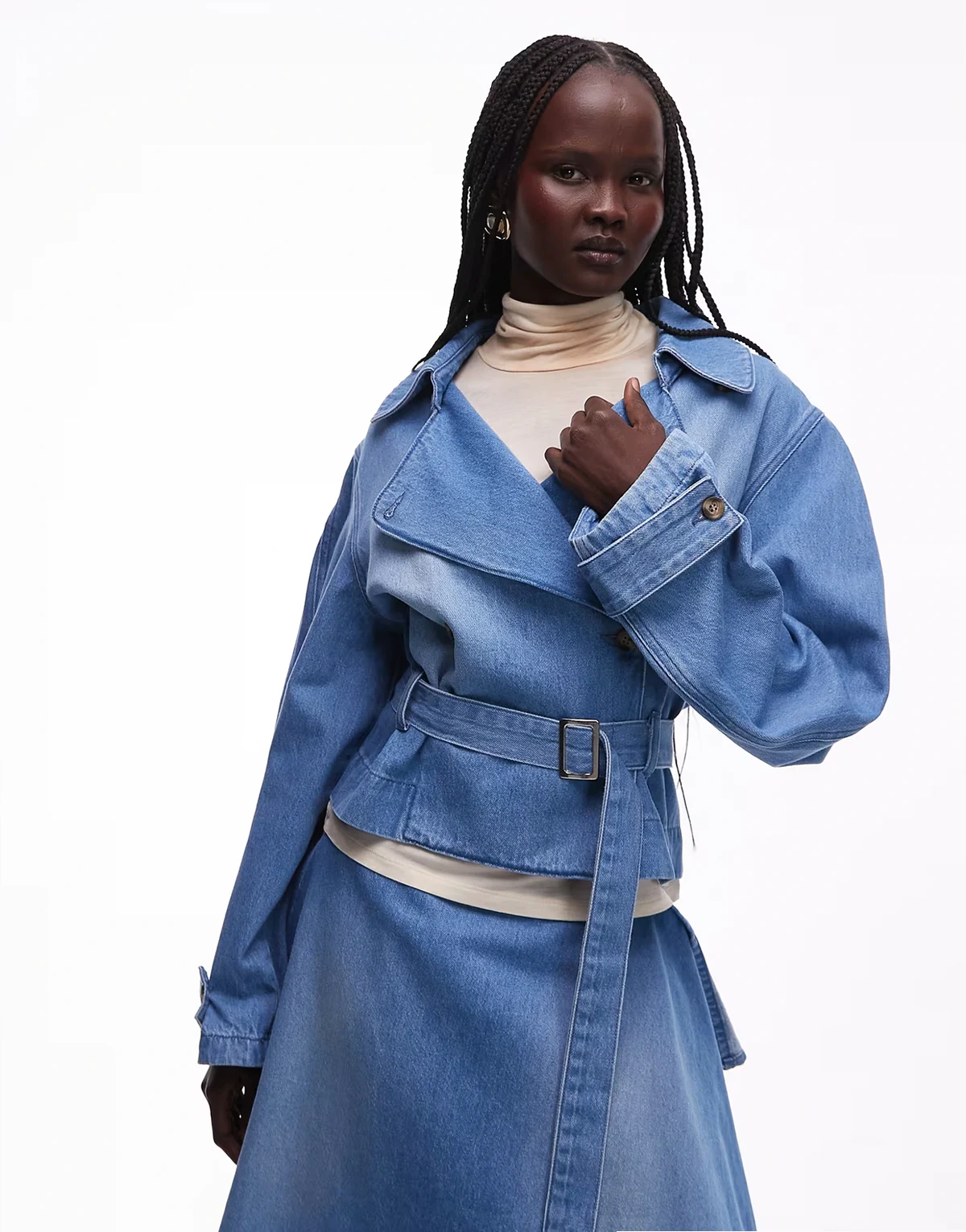 – Niebieski jeansowy trencz oversize o krótkim fasonie