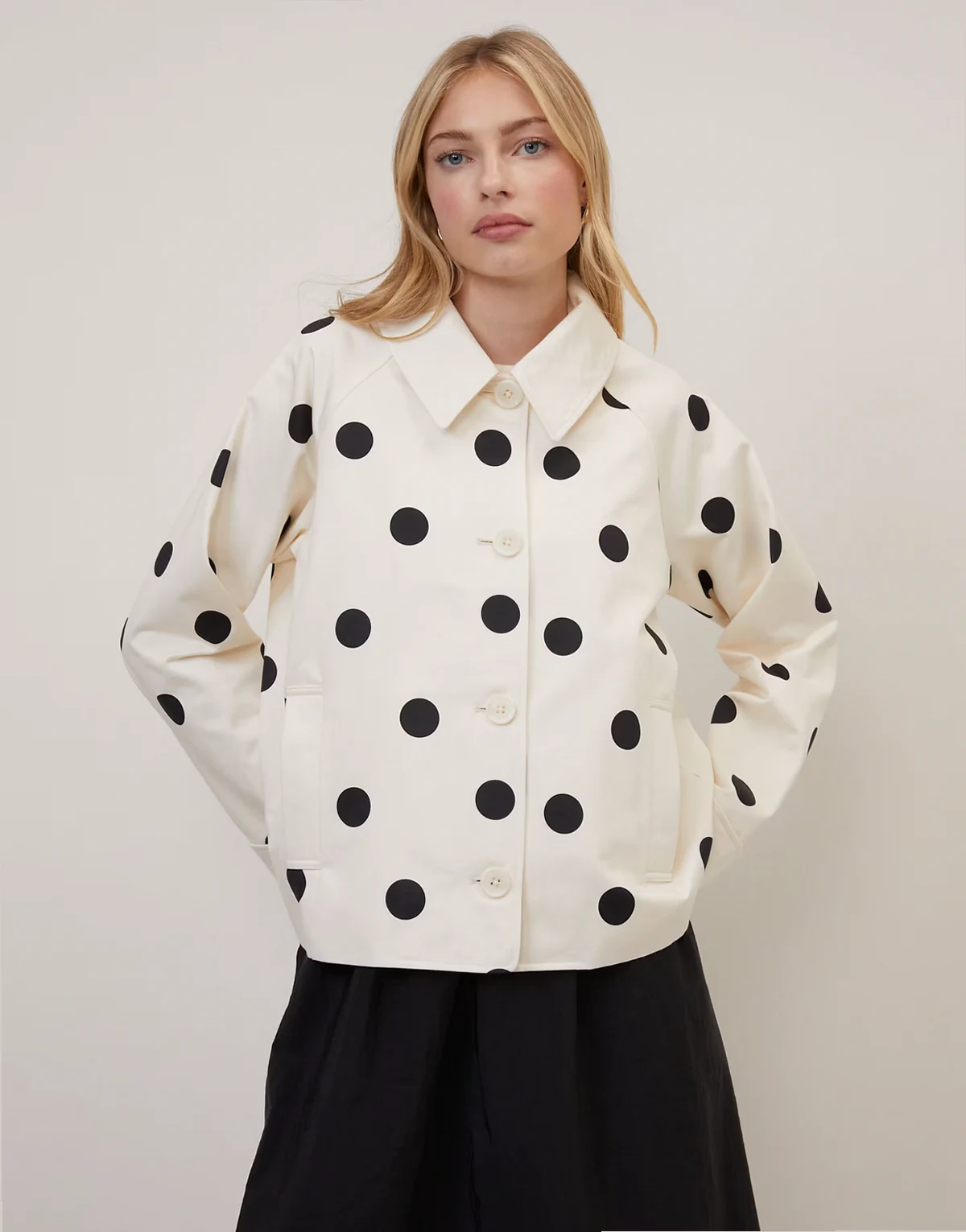 Oyanti collared button down jacket in white spot
