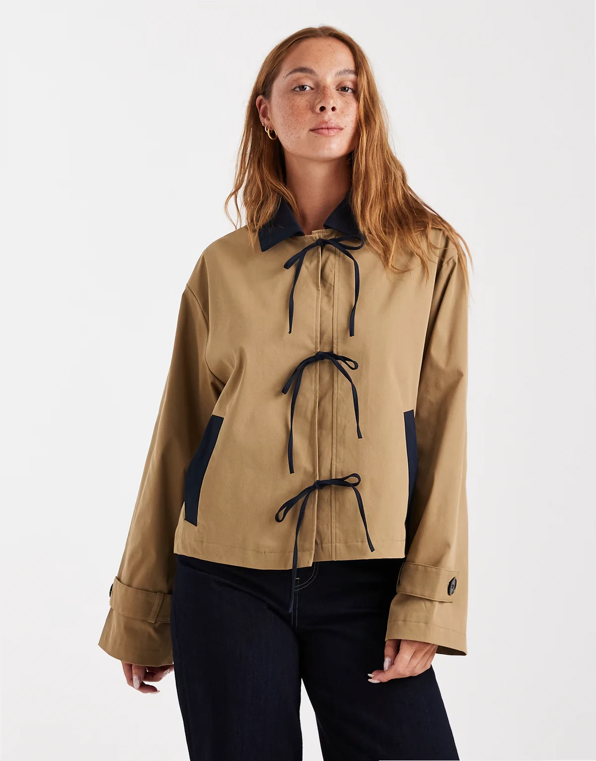 – Kurzer Trenchcoat in Beige mit Bindedetail vorn