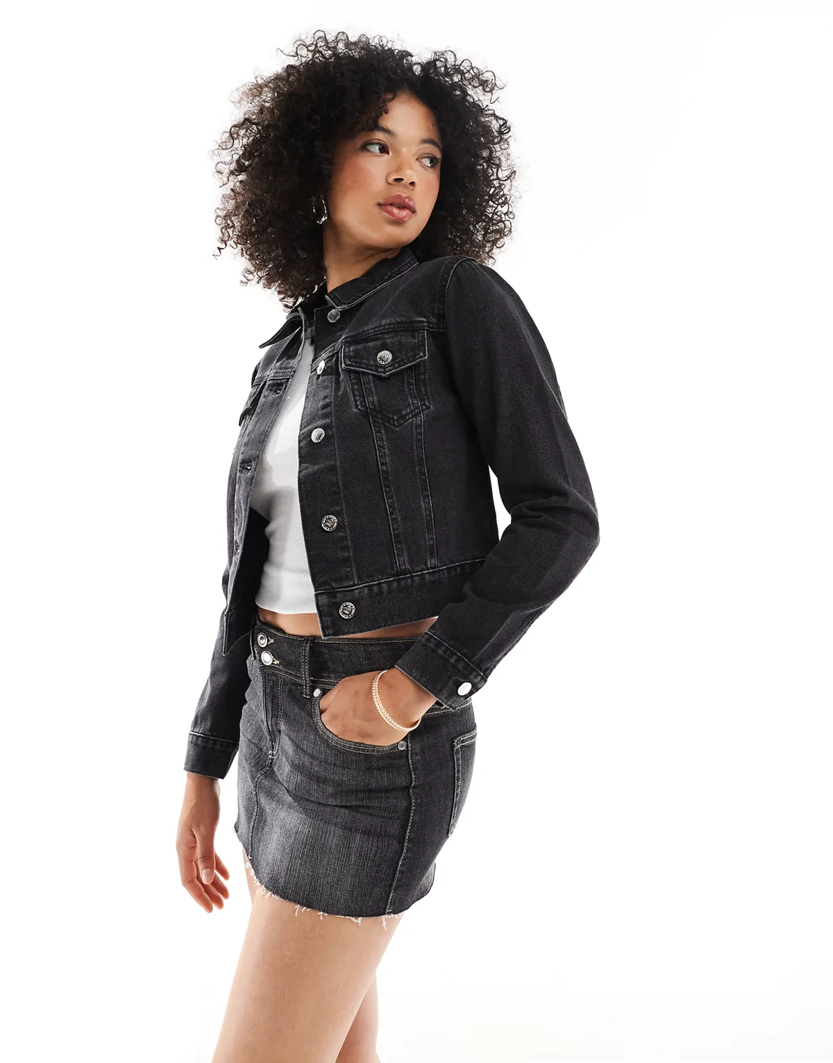 – Girlfriend-Jeansjacke in schlichter schwarzer Waschung