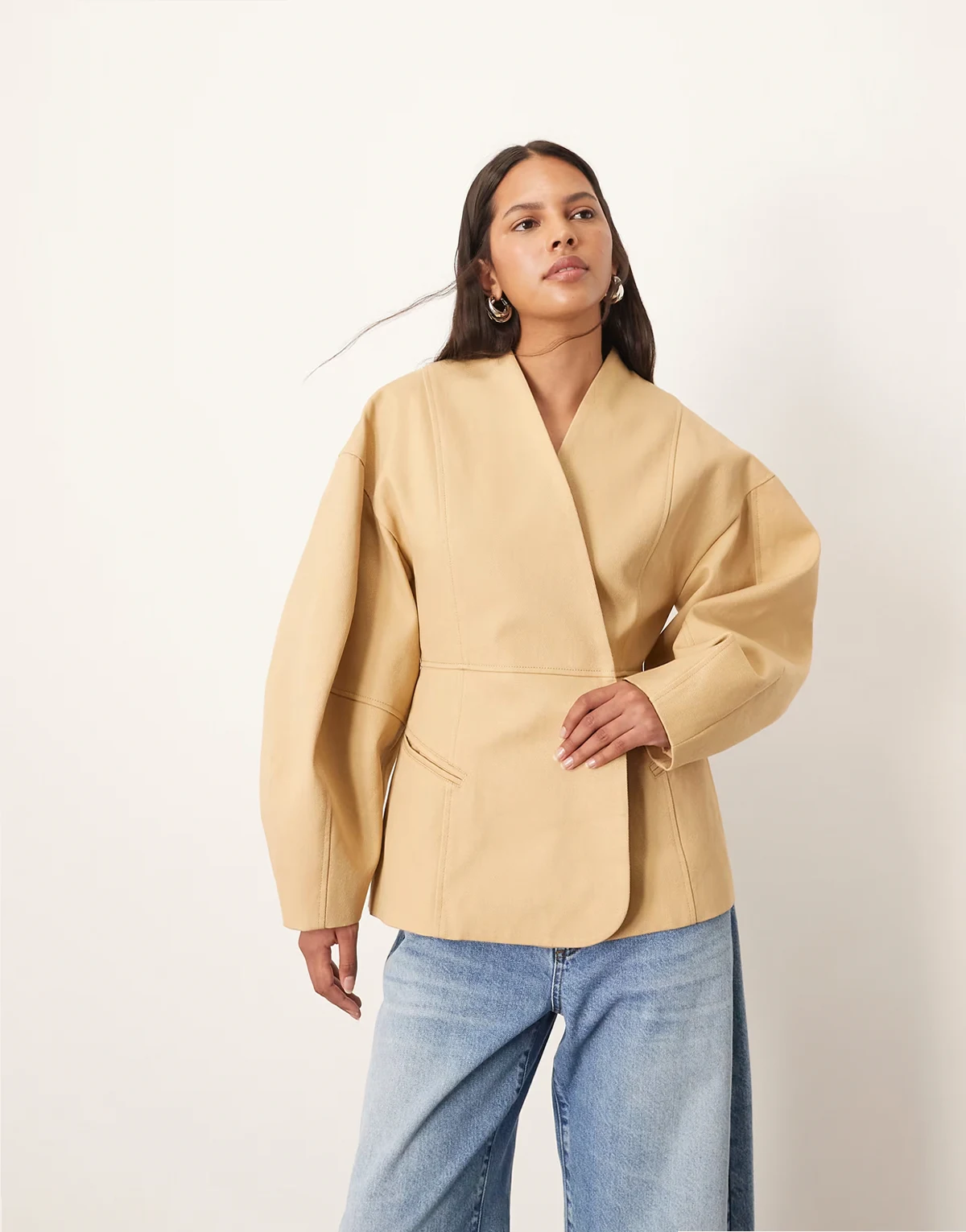 twill jacket with ovoid sleeve and cinched waist in camel