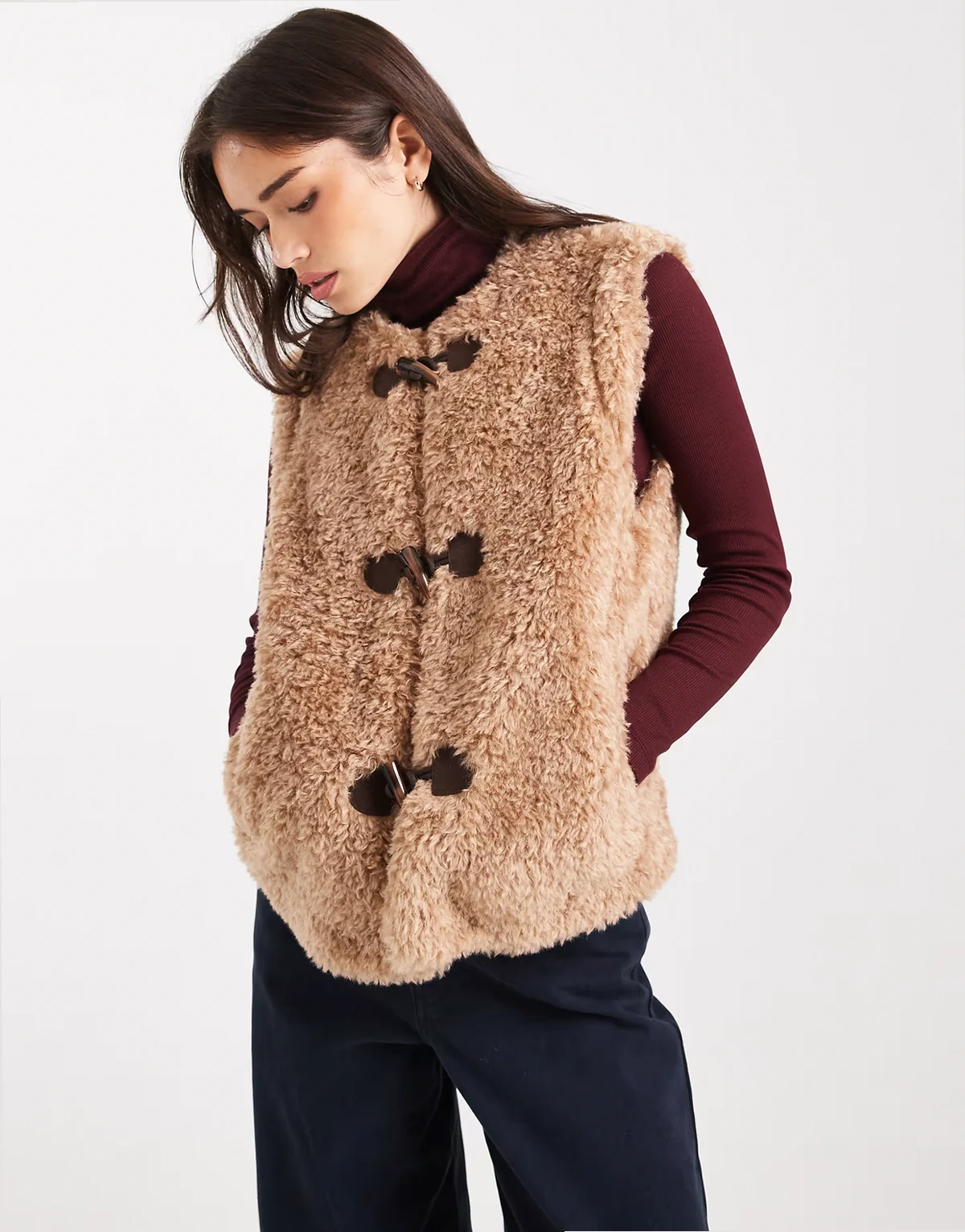– Ärmellose Teddyfell-Weste in Camel