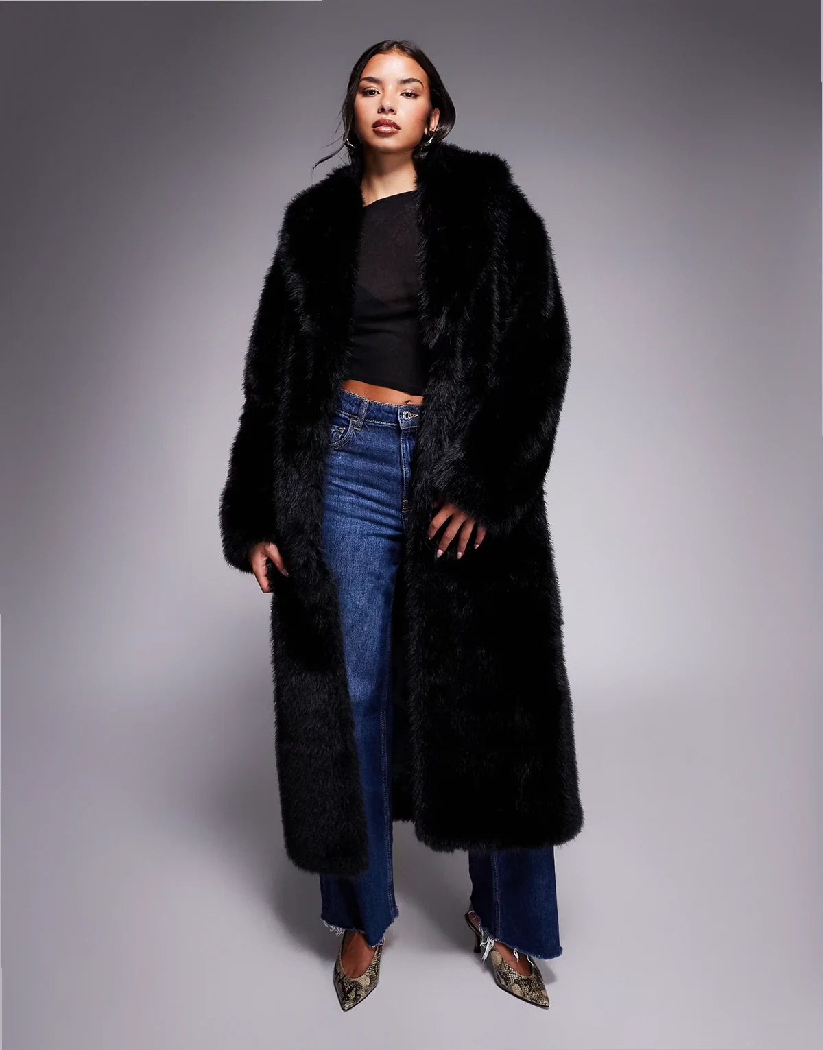 – Maxi-Jacke aus schwarzem Kunstpelz mit Oversize-Kragen