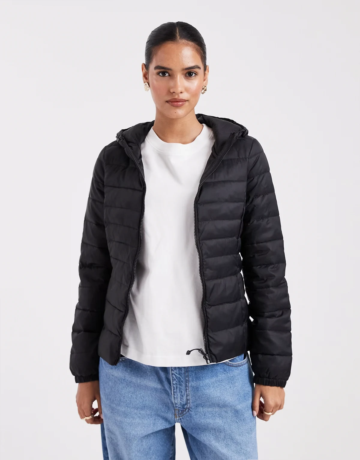 – Wattierte Jacke in Schwarz mit Kapuze