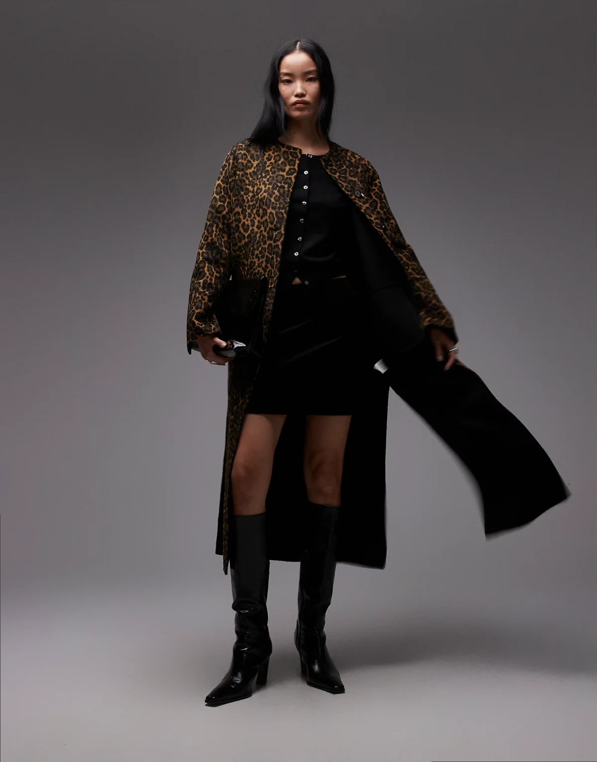 – Kragenloser Maxi-Mantel aus doppellagiger Wolle mit Leopardenmuster
