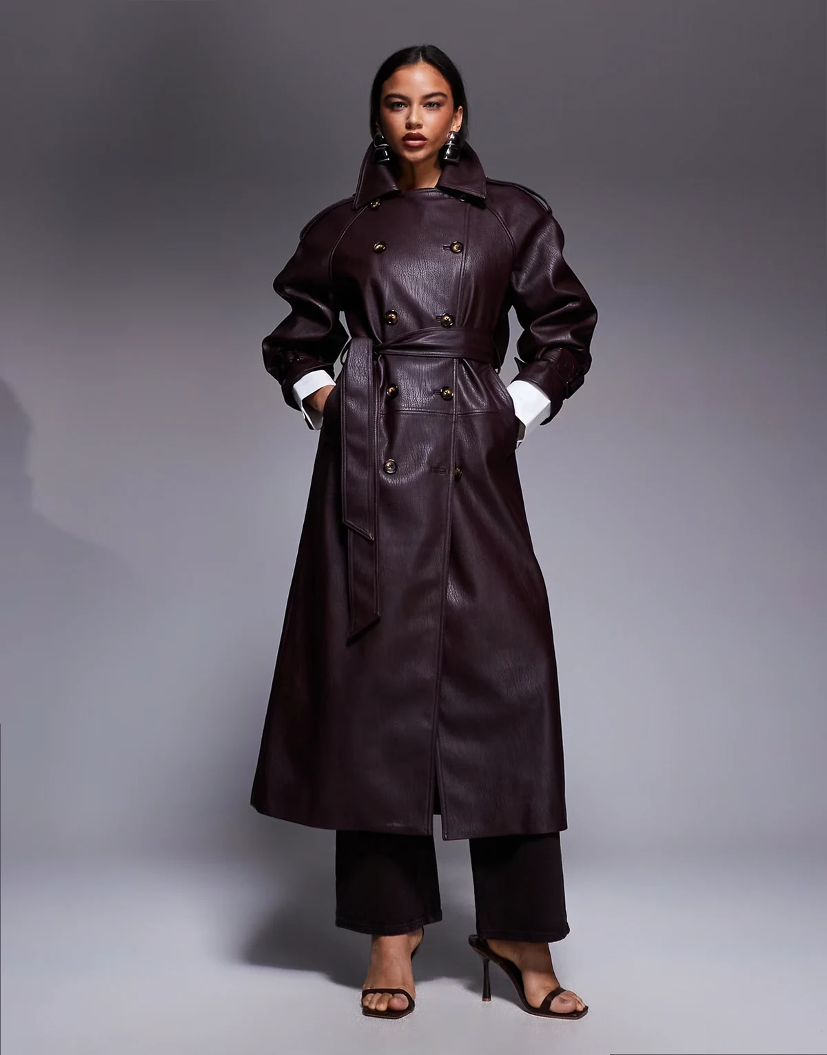 ASOS X THE SOURCED COLLECTION – Bordowy trencz z imitacji groszkowanej skóry