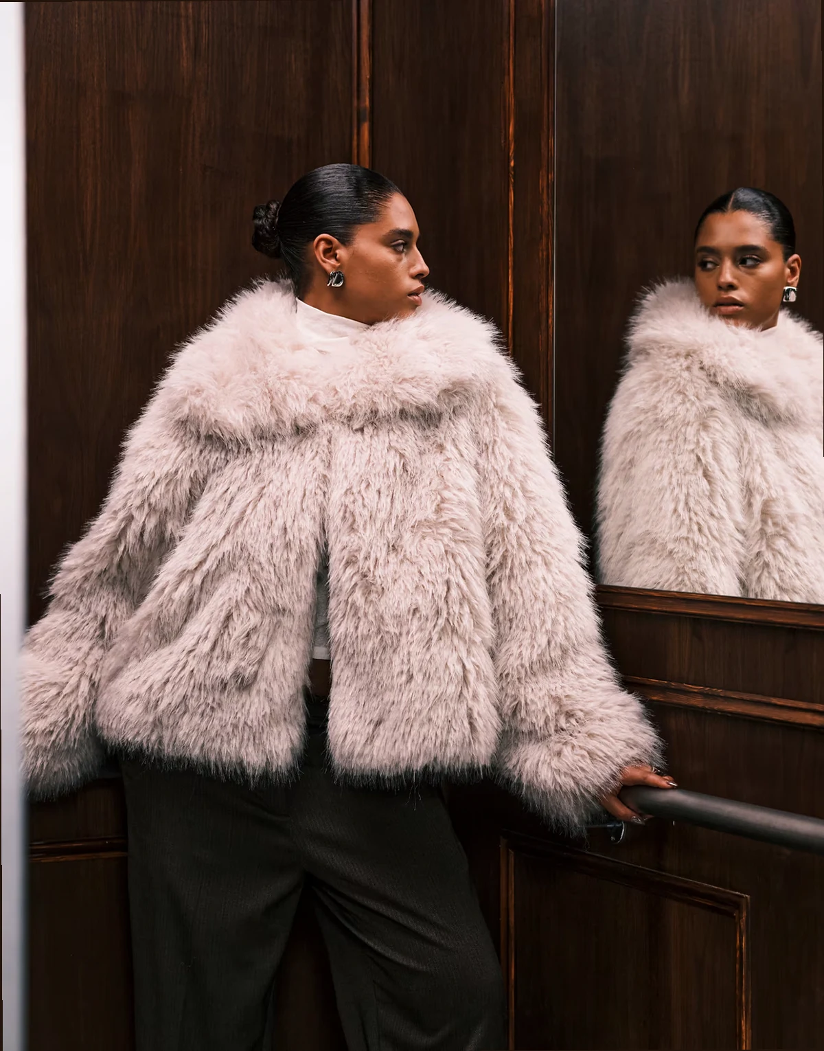 ASOS DESIGN Curve – Kremowa krótka kurtka ze sztucznego futra