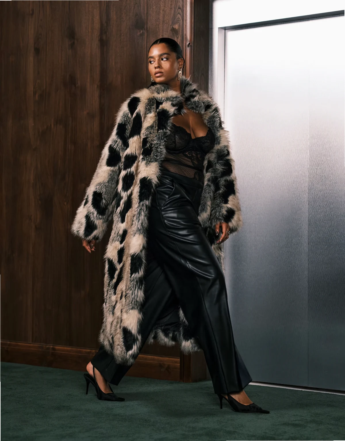 ASOS DESIGN Curve – Jasnobeżowo-czarny płaszcz o wydłużonym fasonie ze sztucznego futra