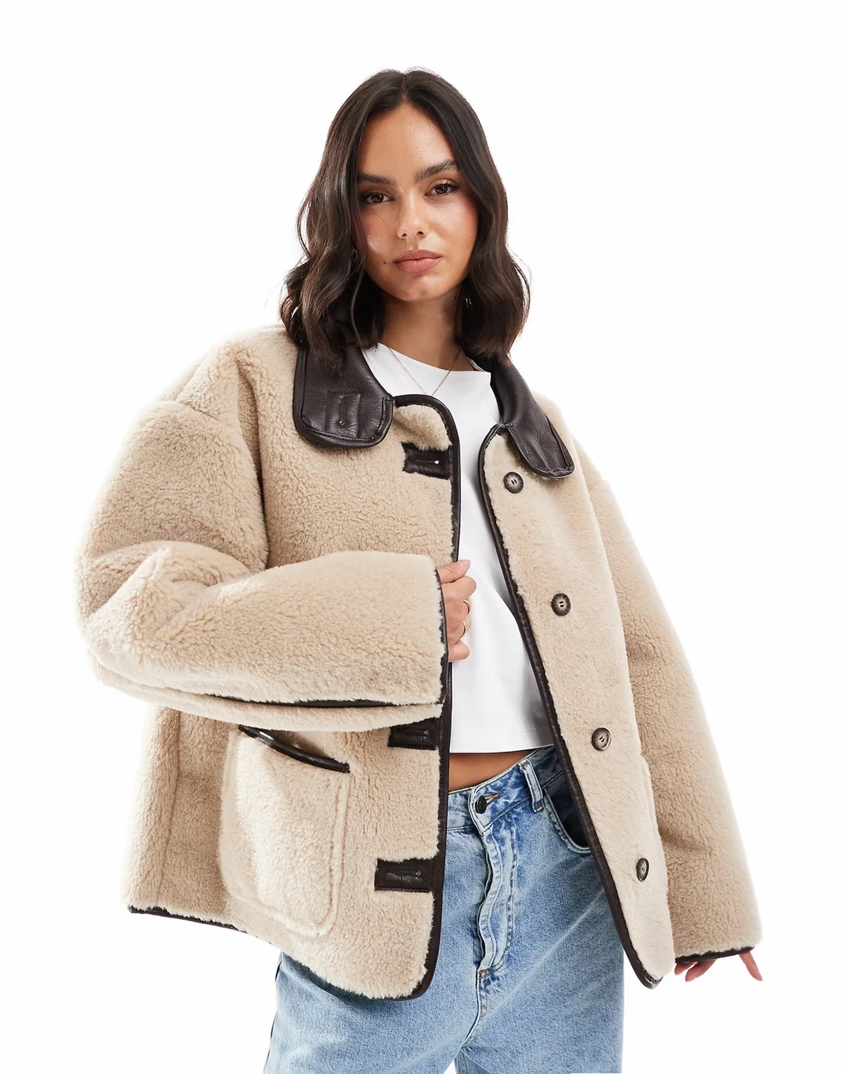 – Jacke in Creme aus Kunstpelz mit Kontrastdesign