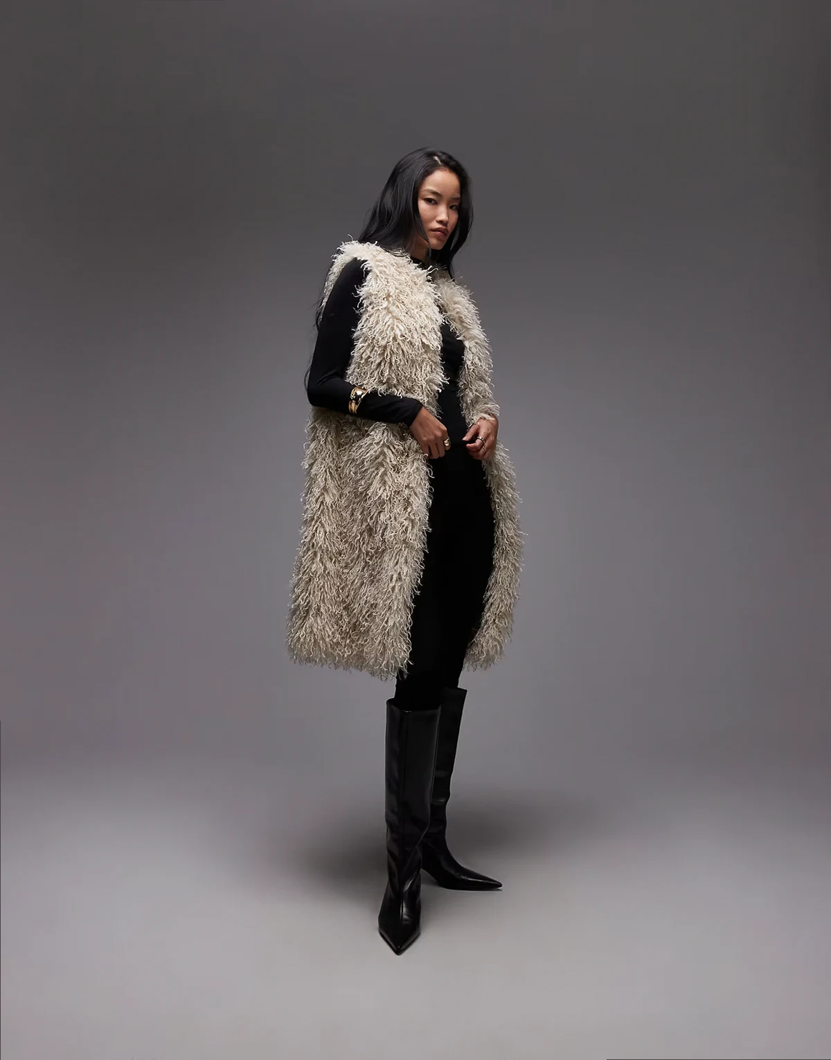 – Longline-Weste aus zotteligem Kunstpelz in Wollweiß