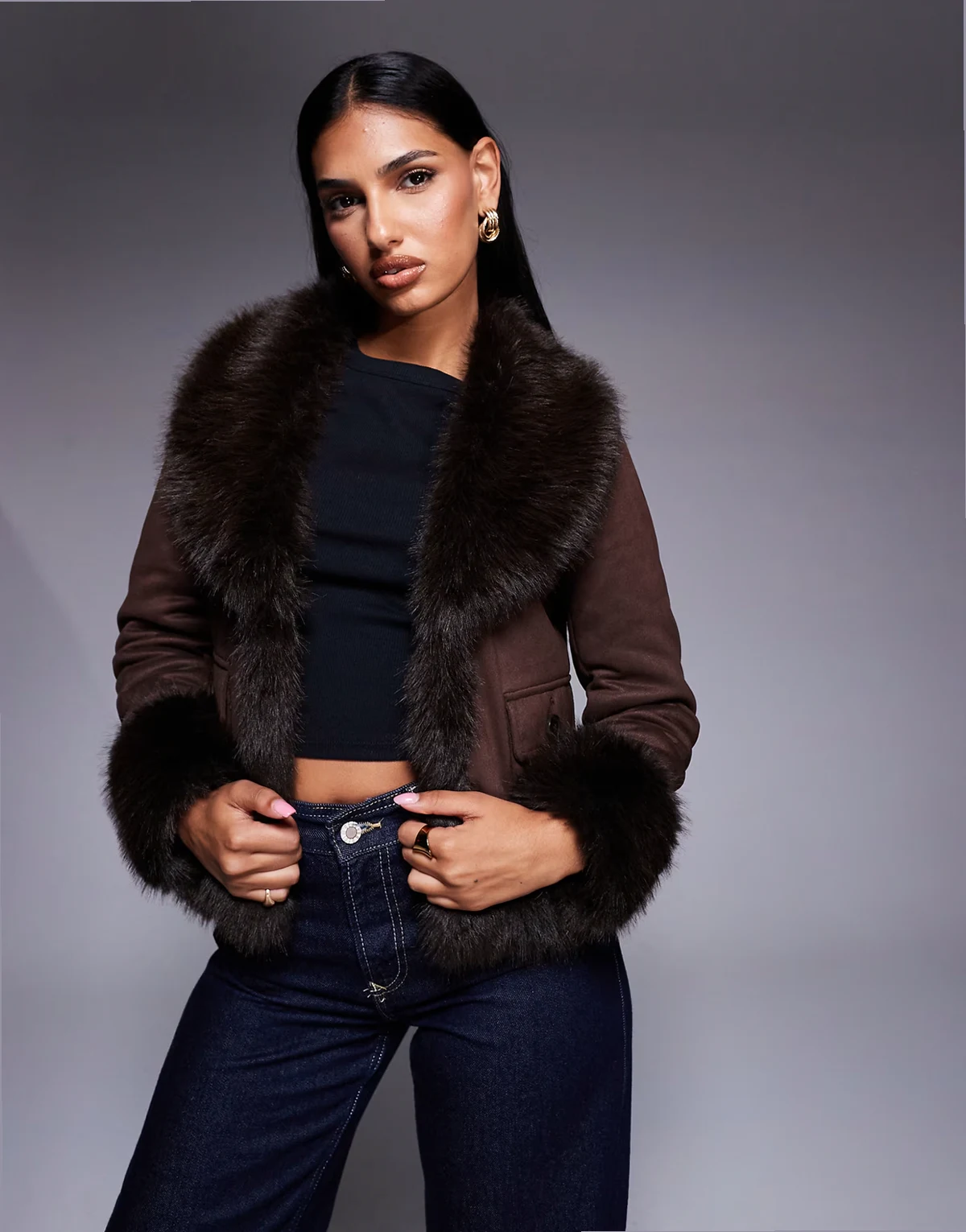 – Cropped-Jacke aus Wildlederimitat in Schokobraun mit kontrastierendem Kunstpelz-Besatz
