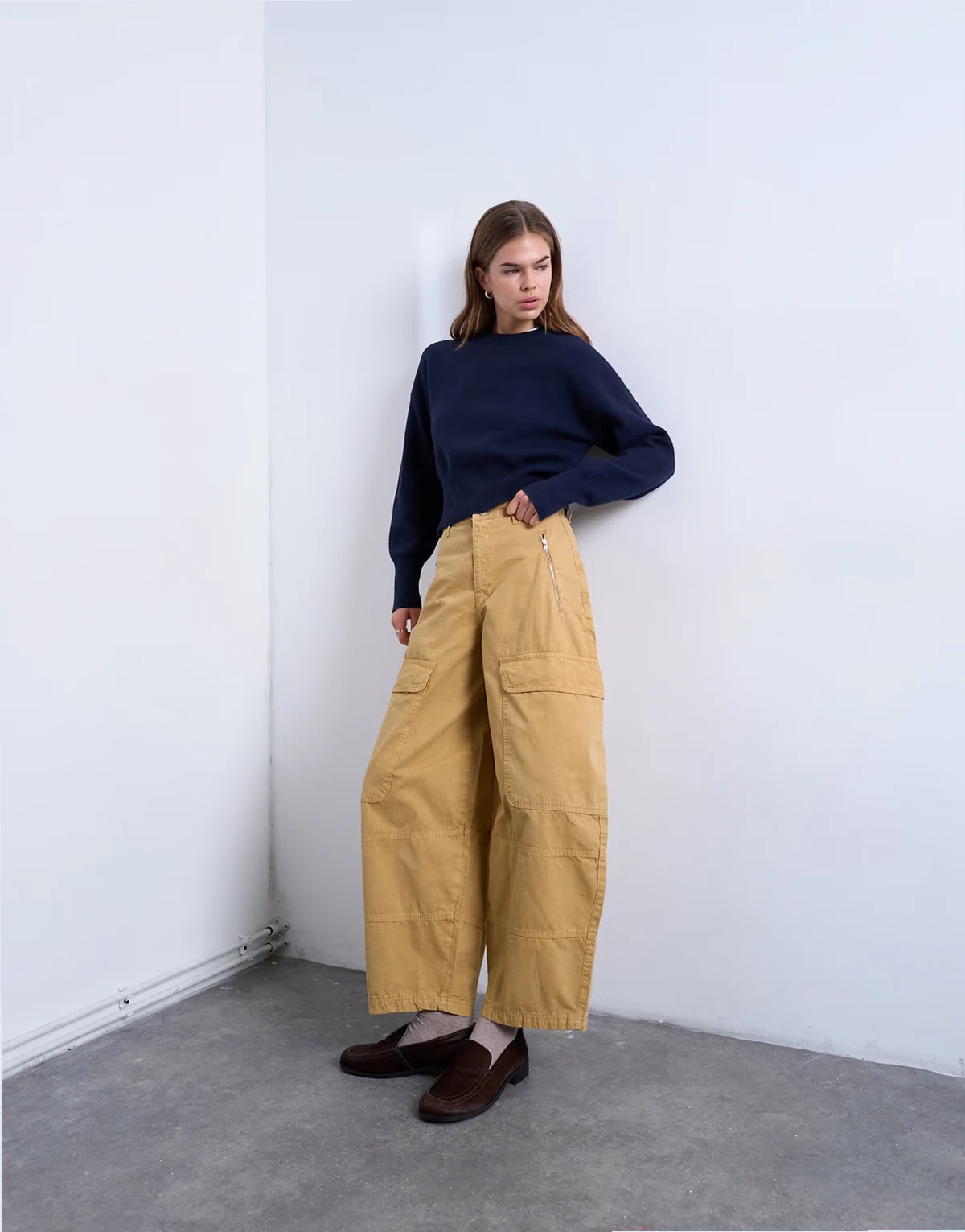 – Cargohose in Camel mit Ballonschnitt, Reißverschluss und Taschendetails