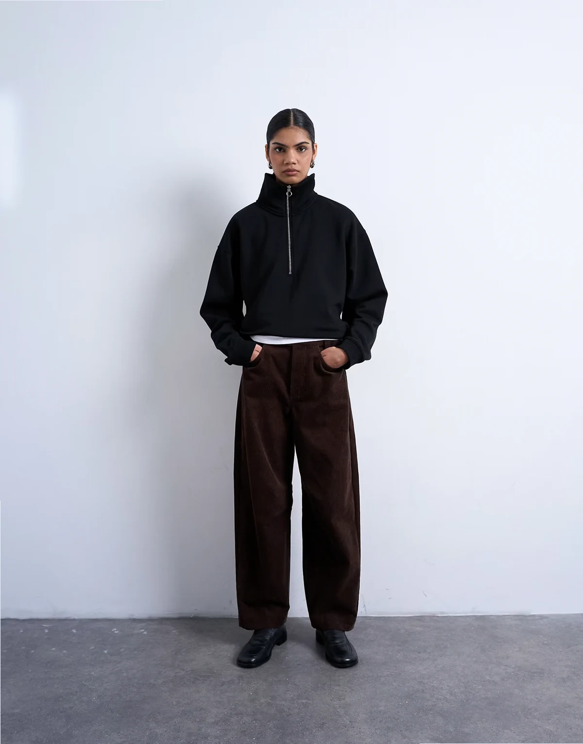 – Hose aus Cord in Braun mit weitem Bein und hohem Bund