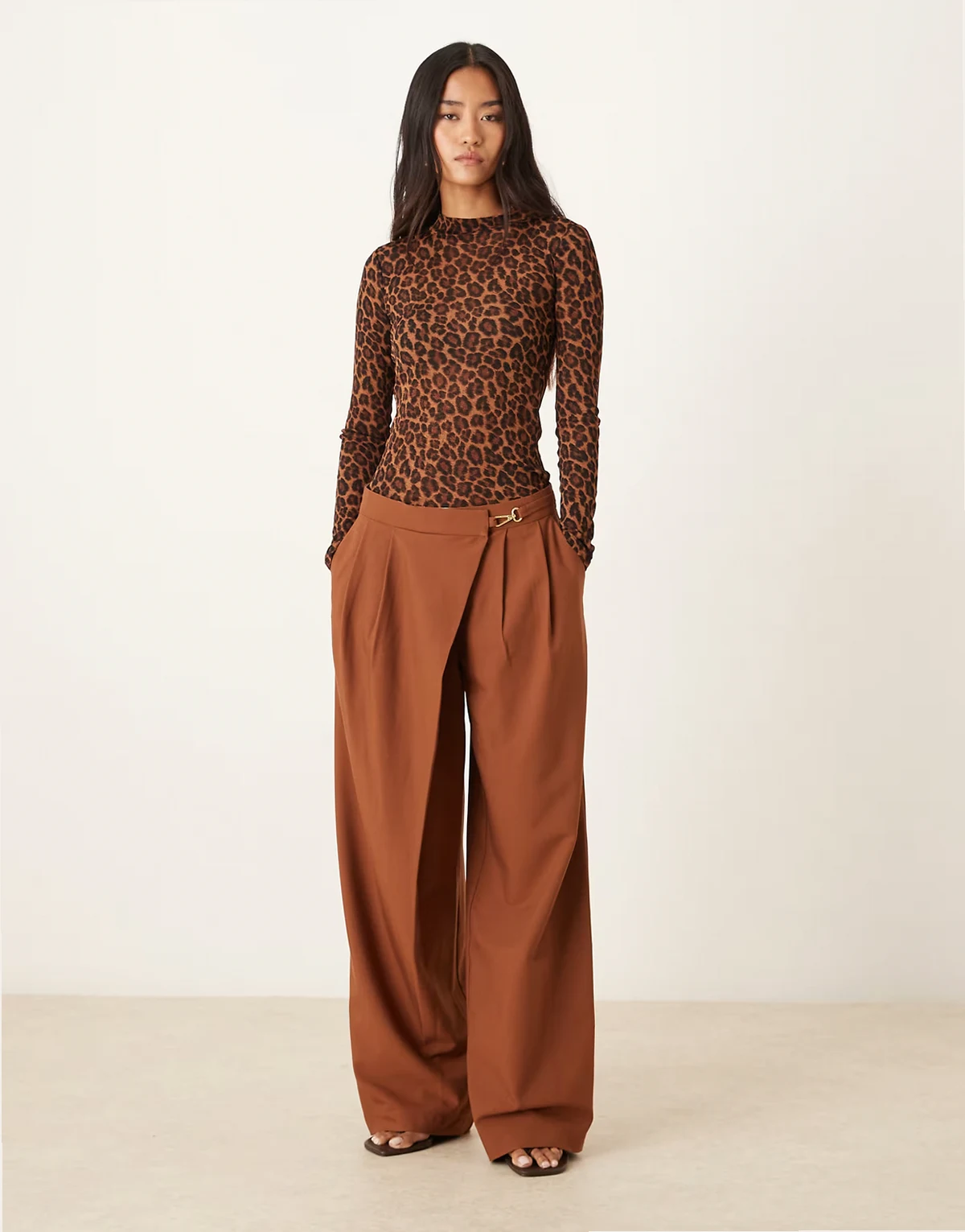 – Elegante, weite Hose in Tabakbraun mit asymmetrischem Wickeldetail und Schnalle