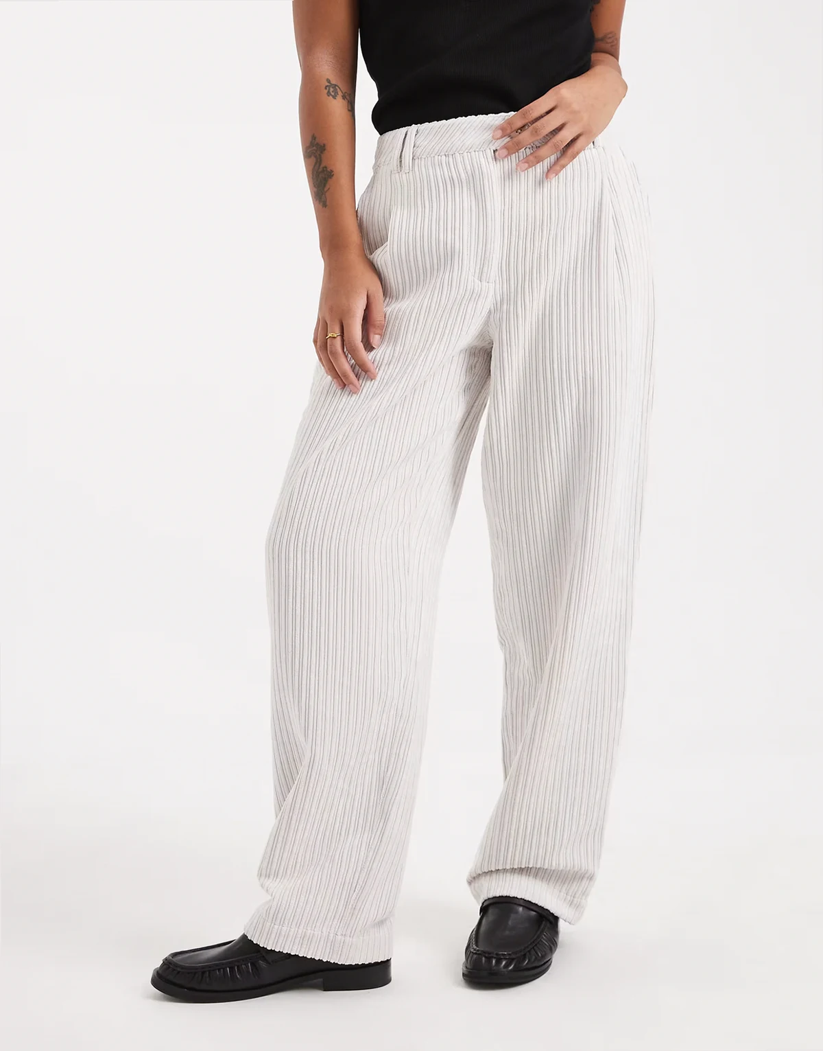 ASOS DESIGN Petite – Cordhose in Cremeweiß mit schmalem Bein