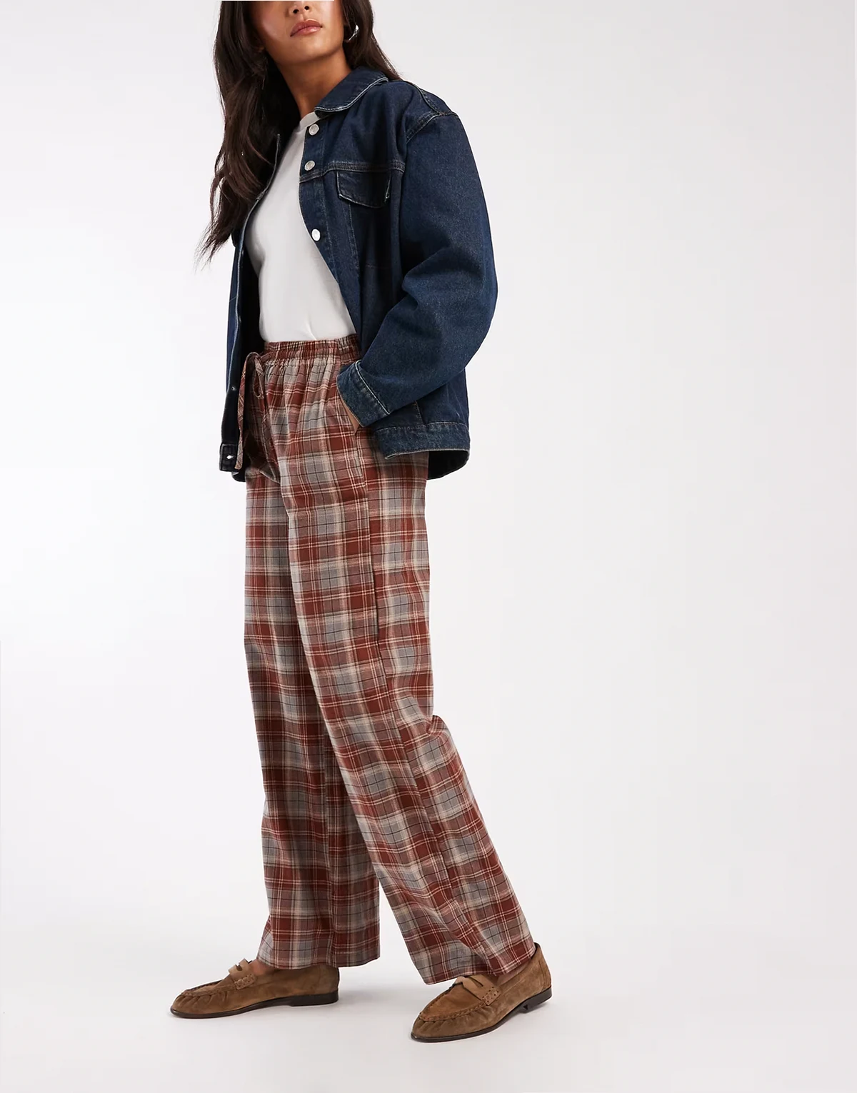 – Czerwono-niebieskie wciągane spodnie w kratę ściągane na sznurek w talii