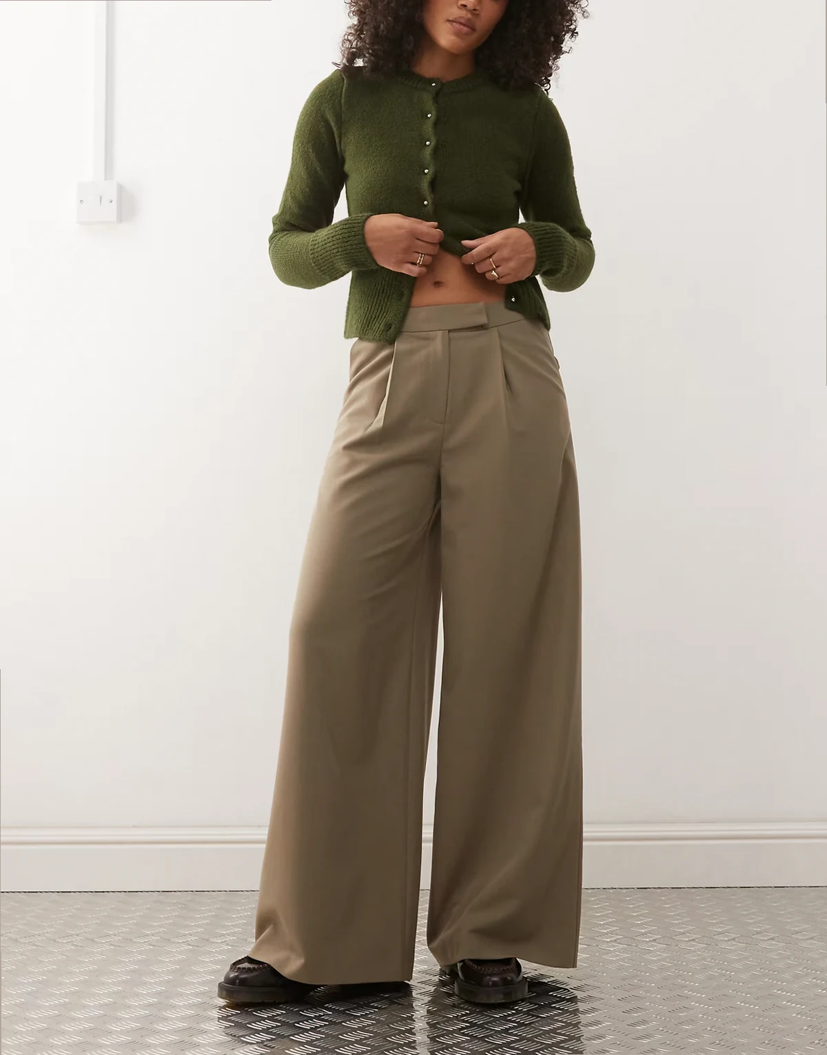 – Hose in Khaki mit weitem Bein und Bundfalten