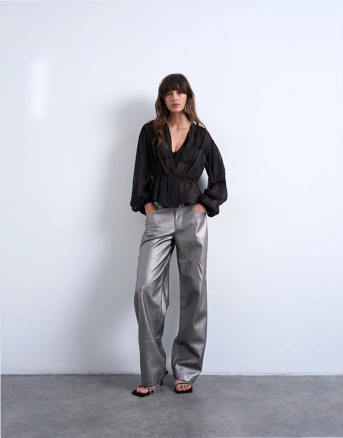 – Hose aus Kunstleder in Metallic-Silber mit Bundriegel