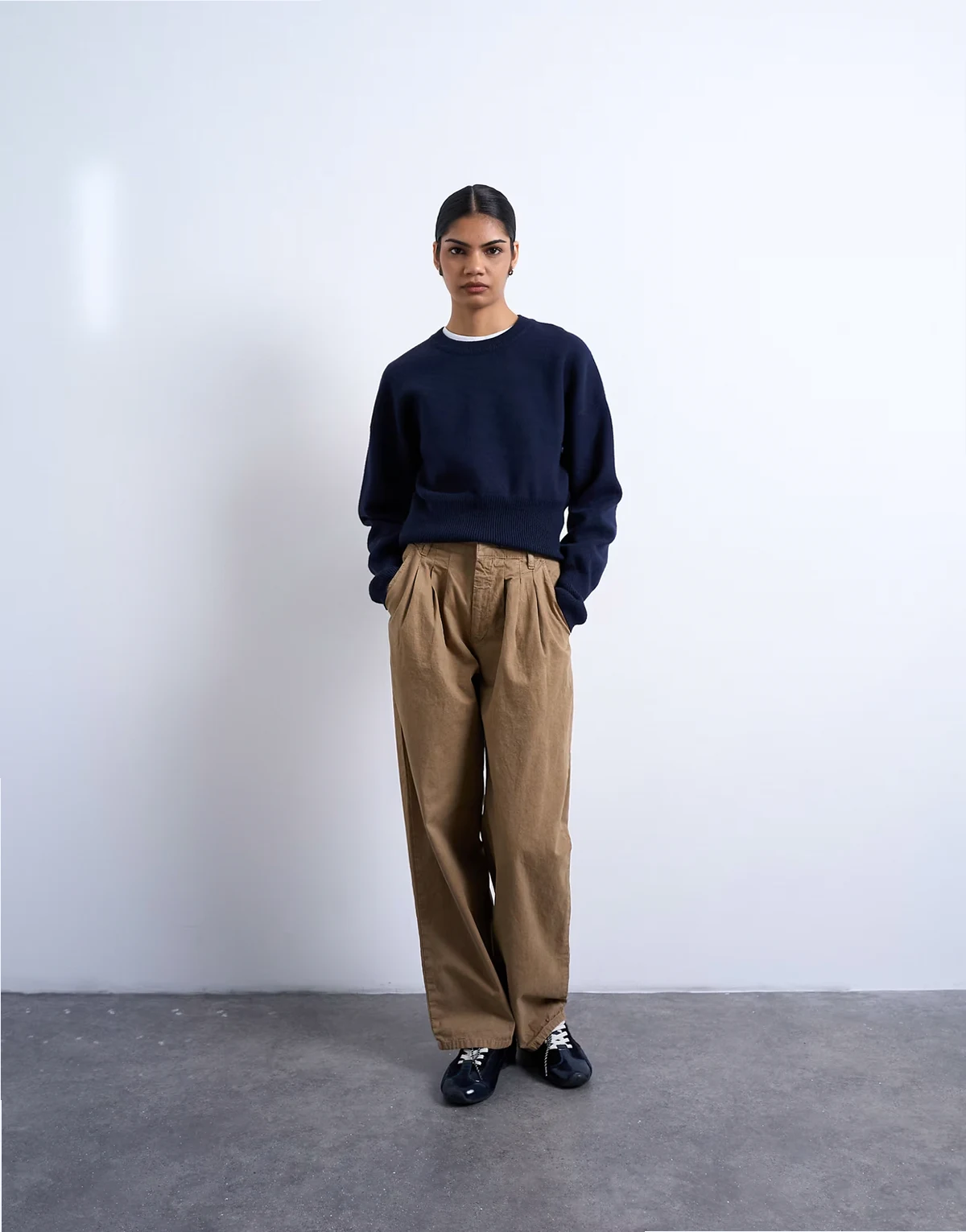 – Cropped-Hose in Olivgrün mit Biesen in der Taille