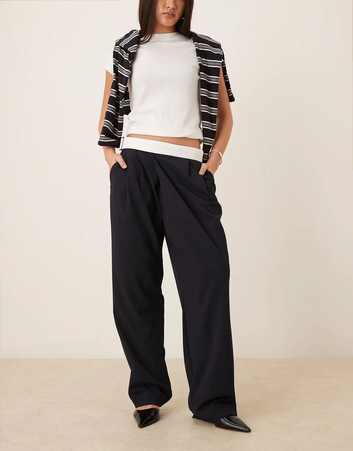 – Elegante Hose in Marineblau mit weitem Bein und asymmetrischem, ungesäumtem Bund