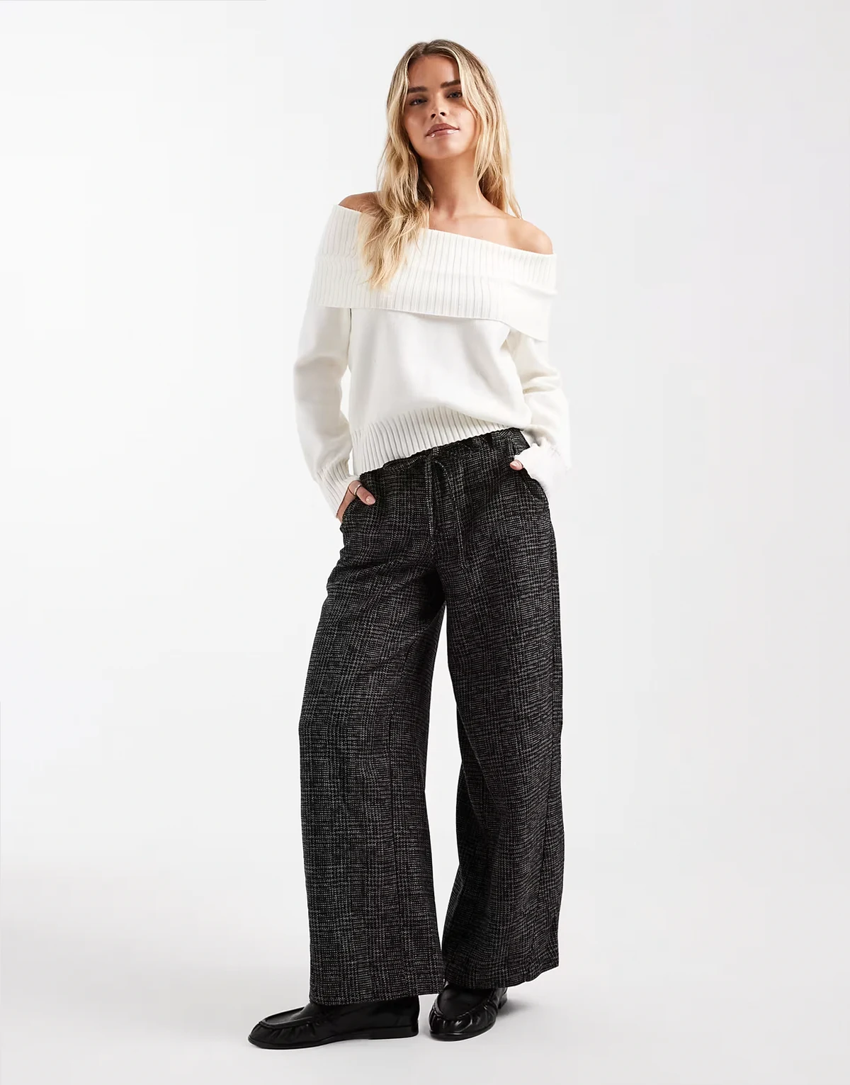 ASOS DESIGN Petite – Hose in strukturiertem Schwarzweiß mit Karomuster, abgerundetem Beinschnitt und Ziernaht