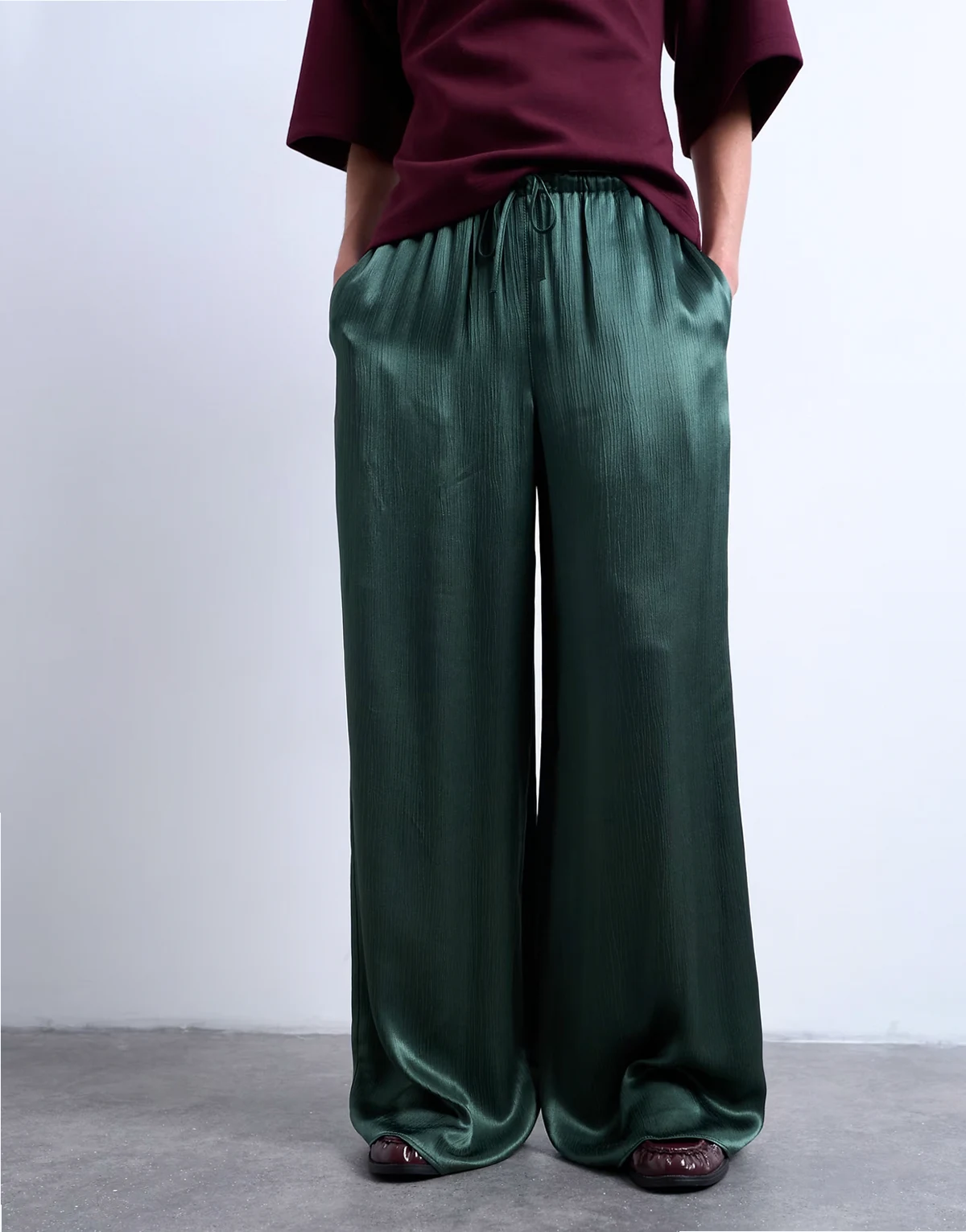 – Hose aus Satin in Grün mit Knitteroptik und weitem Bein